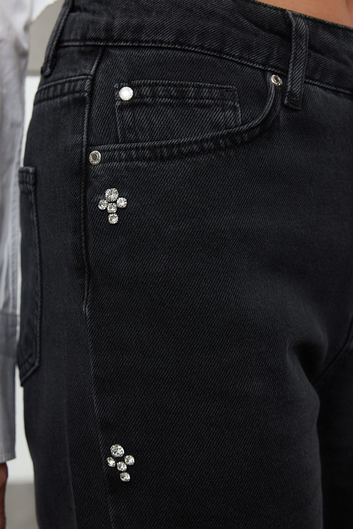Trendyol Collection-Schwarze, juwelenbesetzte Mom-Jeans mit hoher Taille TWOAW25JE00255 4