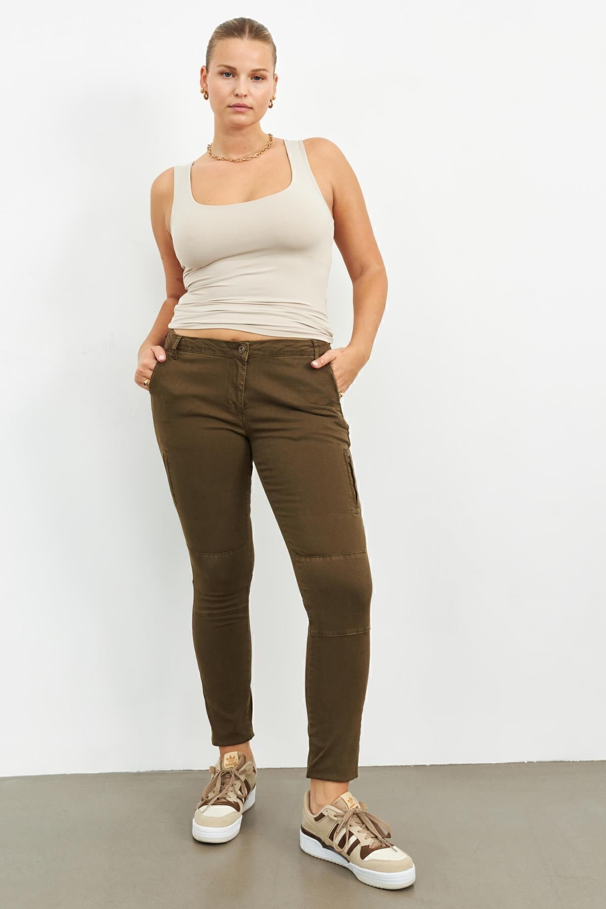 pantalon kaki avec détails de couture
