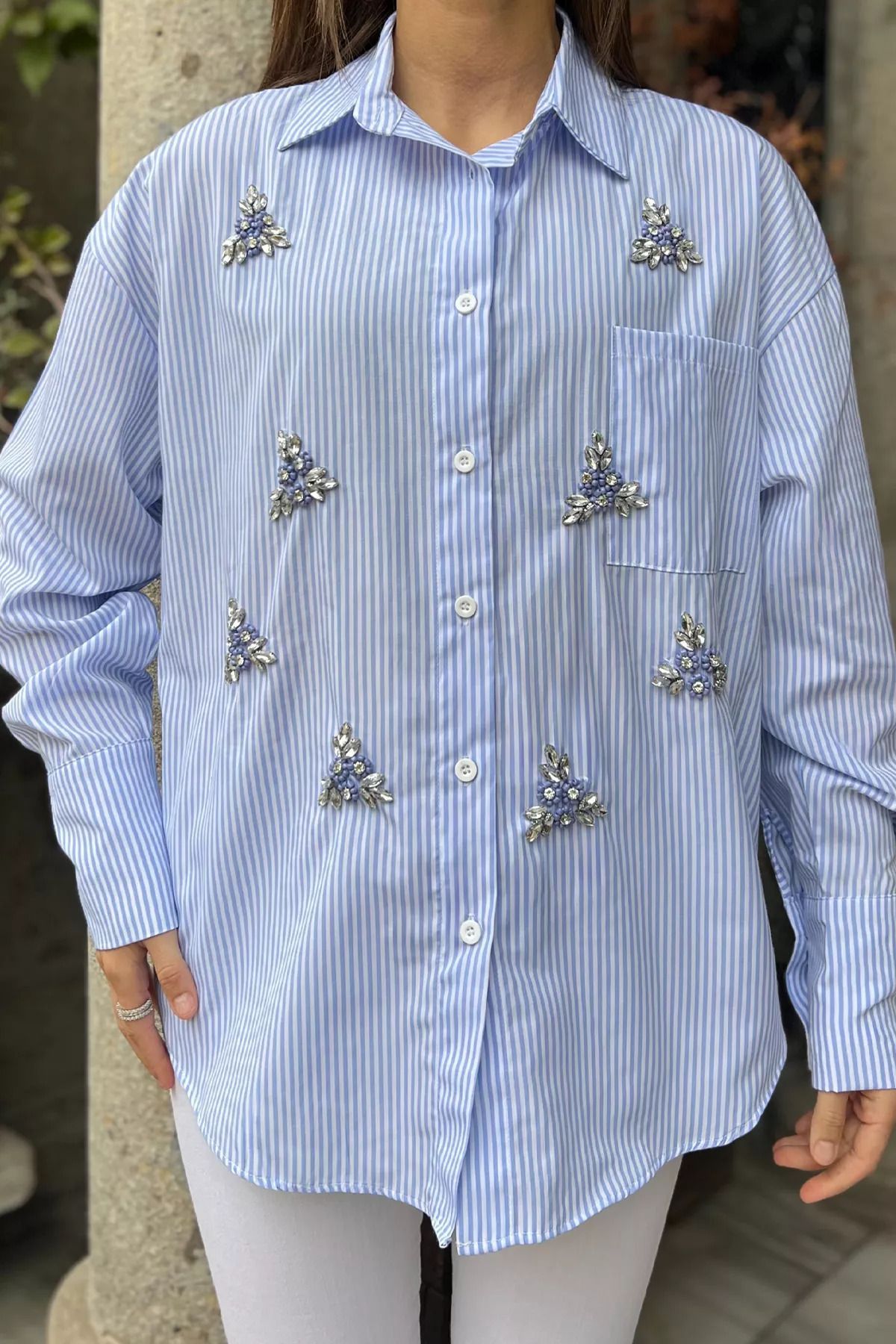 GÜLSELİ-Cămașă de damă cu dungi albastre și albe cu model floral 3