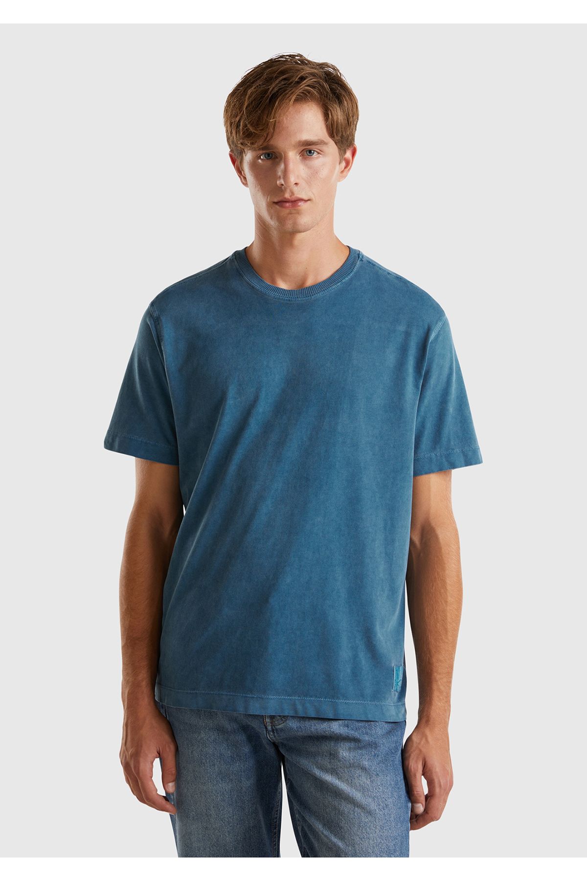 یونایتد کالرز آو بنتون تی‌شرت آستین کوتاه مردانه آبی ۱۰۰٪ پنبه‌ای ساده با جزئیات لوگو در پایین سمت چپ