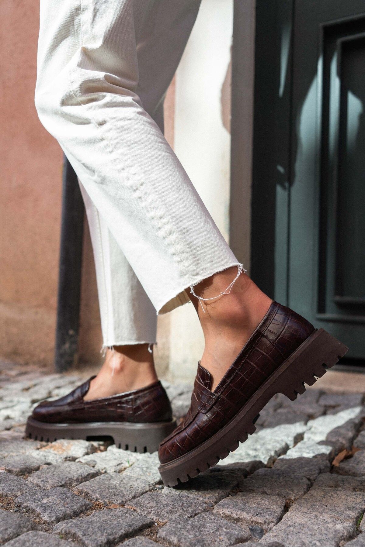 des chaussures en cuir massif avec des motifs de café queena