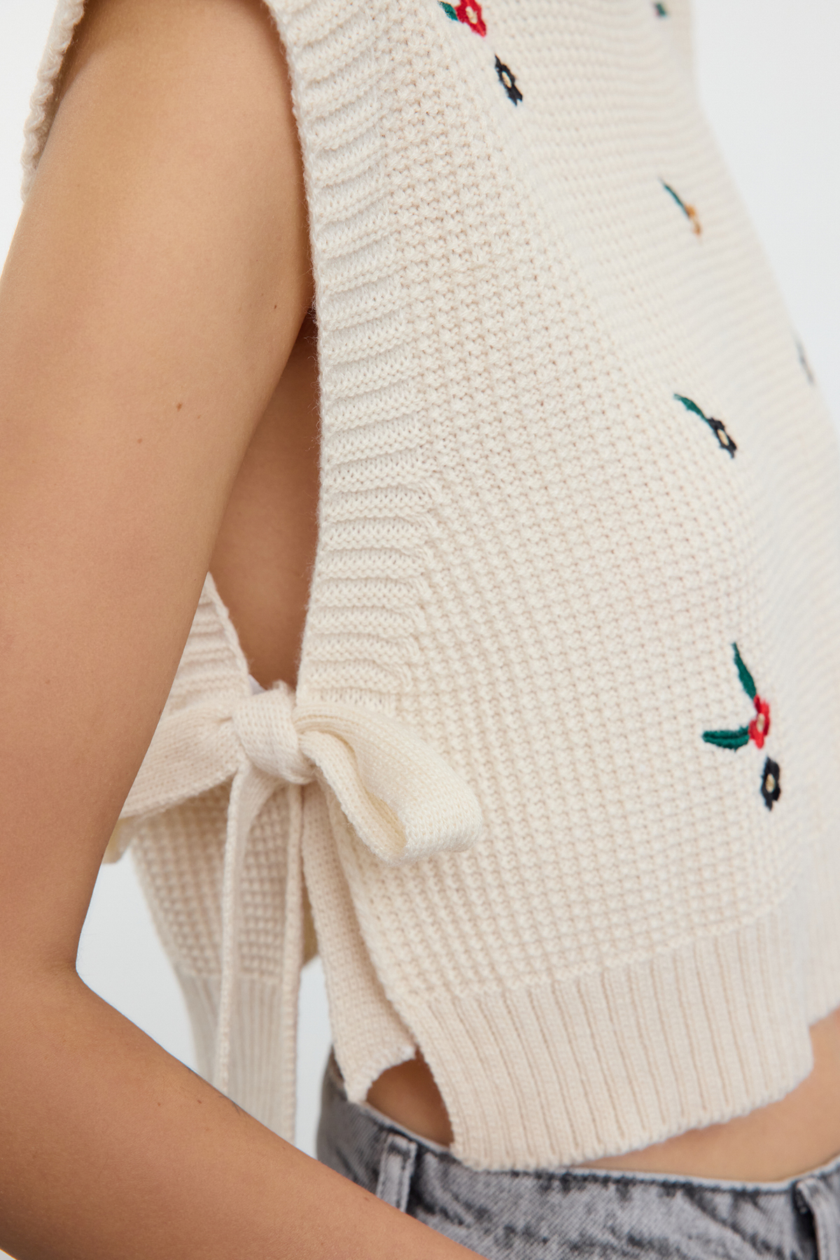 Trendyol Collection Strickpullover in Ecru – bestickt, TEDAW25SV00000