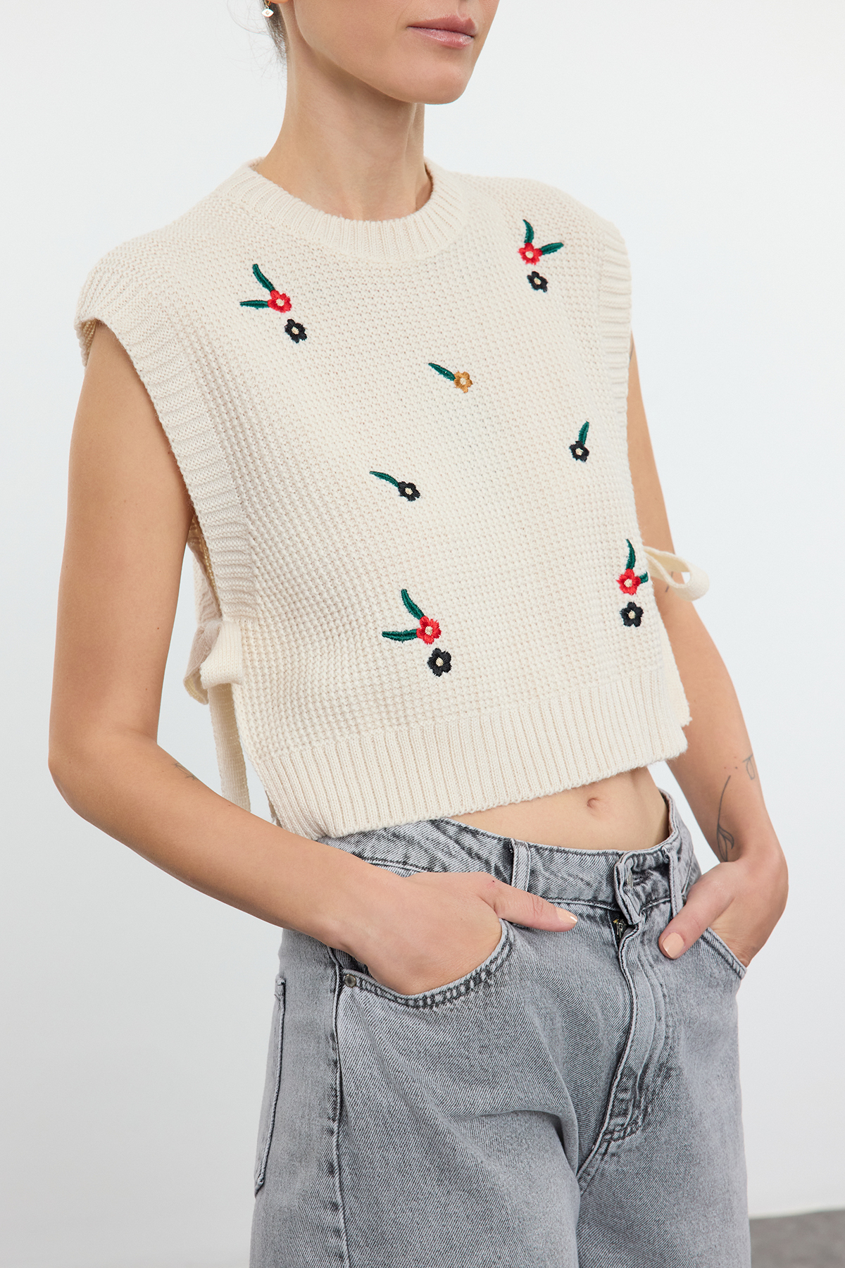 Trendyol Collection Strickpullover in Ecru – bestickt, TEDAW25SV00000