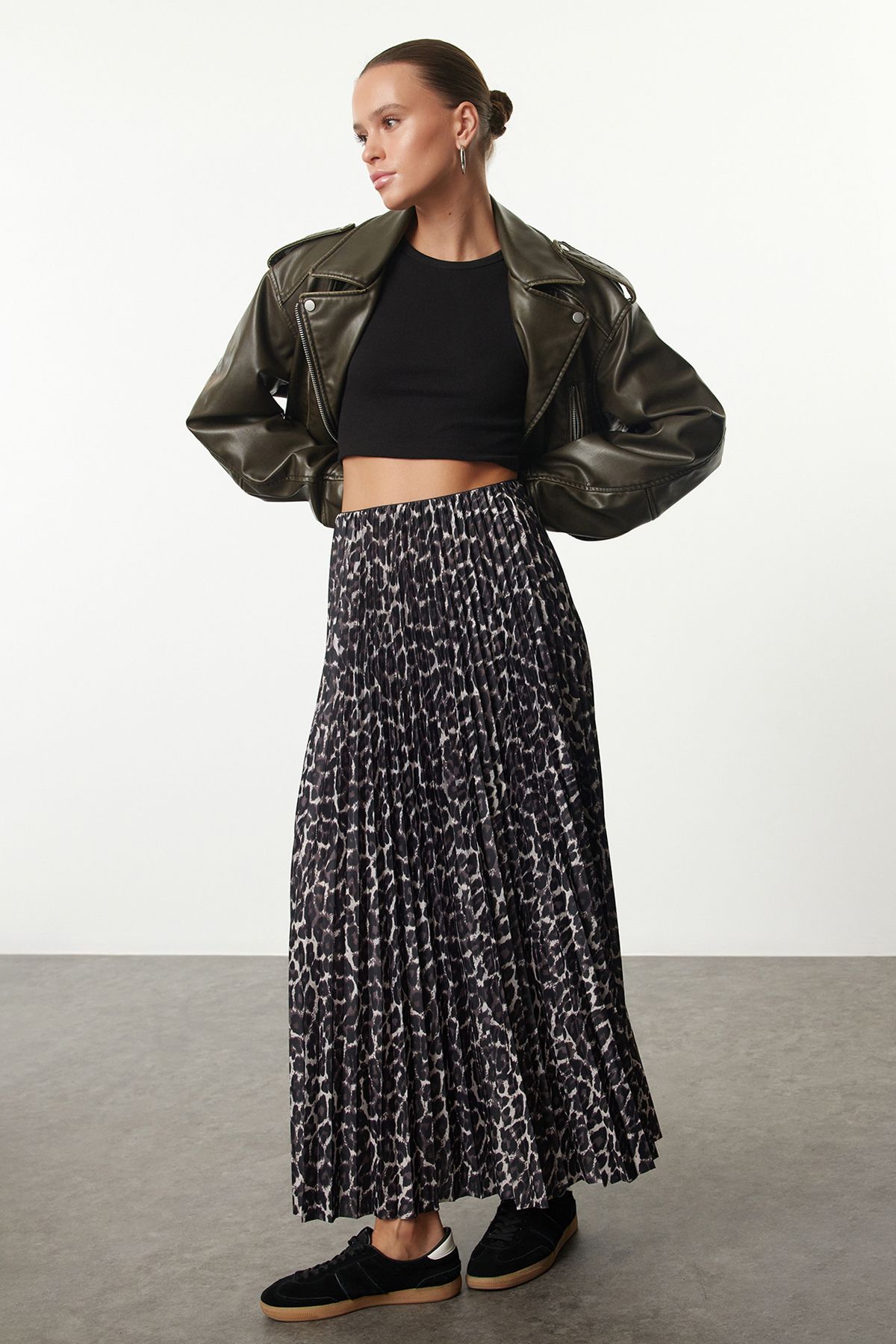 Trendyol Collection Flexibler dunkelbrauner Plissee-Strickrock mit Leopardenmuster - TWOSS24ET00041