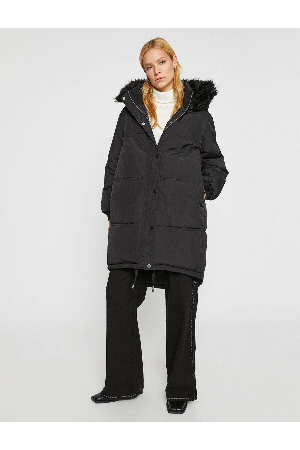 Hooded swelling coat plush detailed