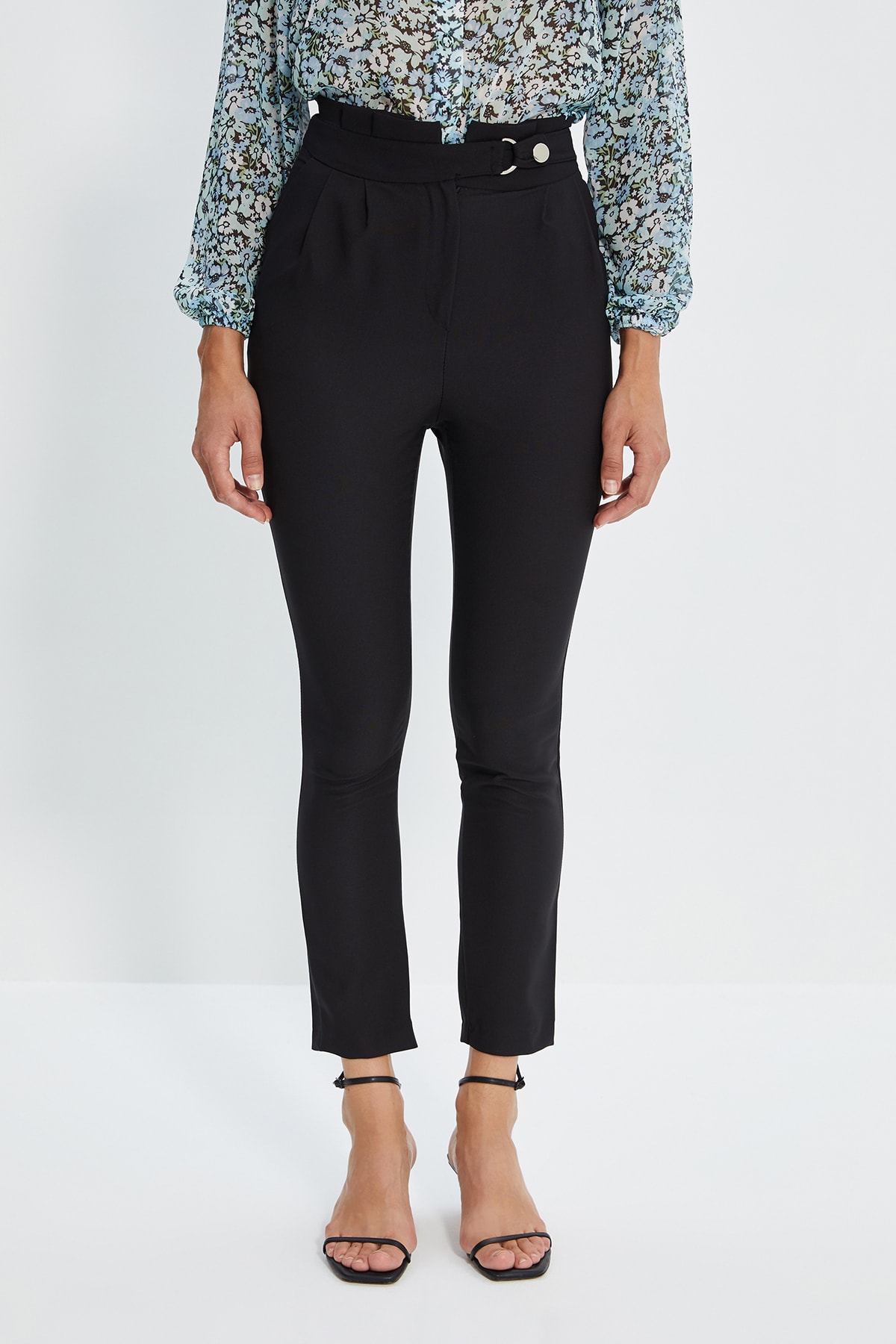  TRENDYOLM?LLA Siyah Kemer Detayl? Cigarette Dar Paça Dokuma Pileli Kuma? Pantolon