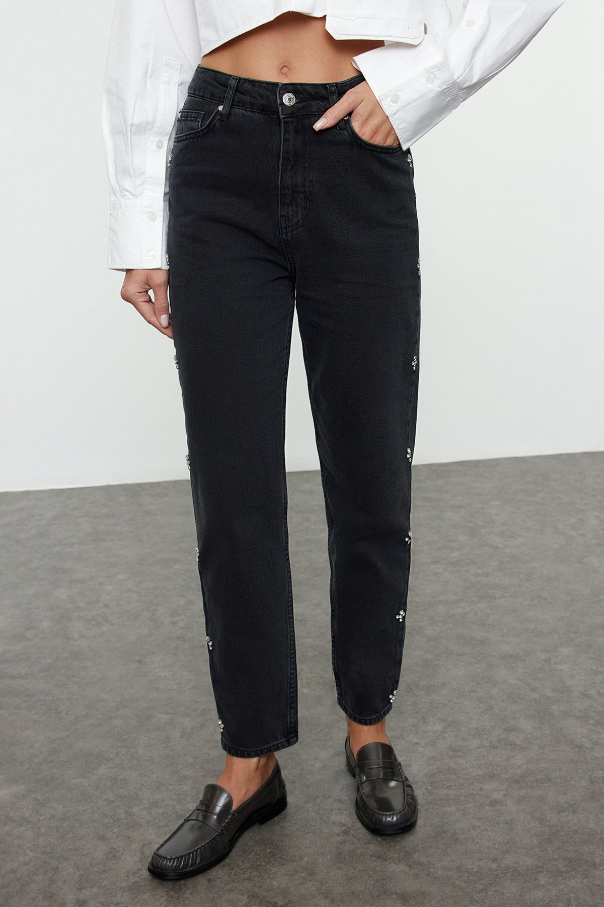 Trendyol Collection-Schwarze, juwelenbesetzte Mom-Jeans mit hoher Taille TWOAW25JE00255 3