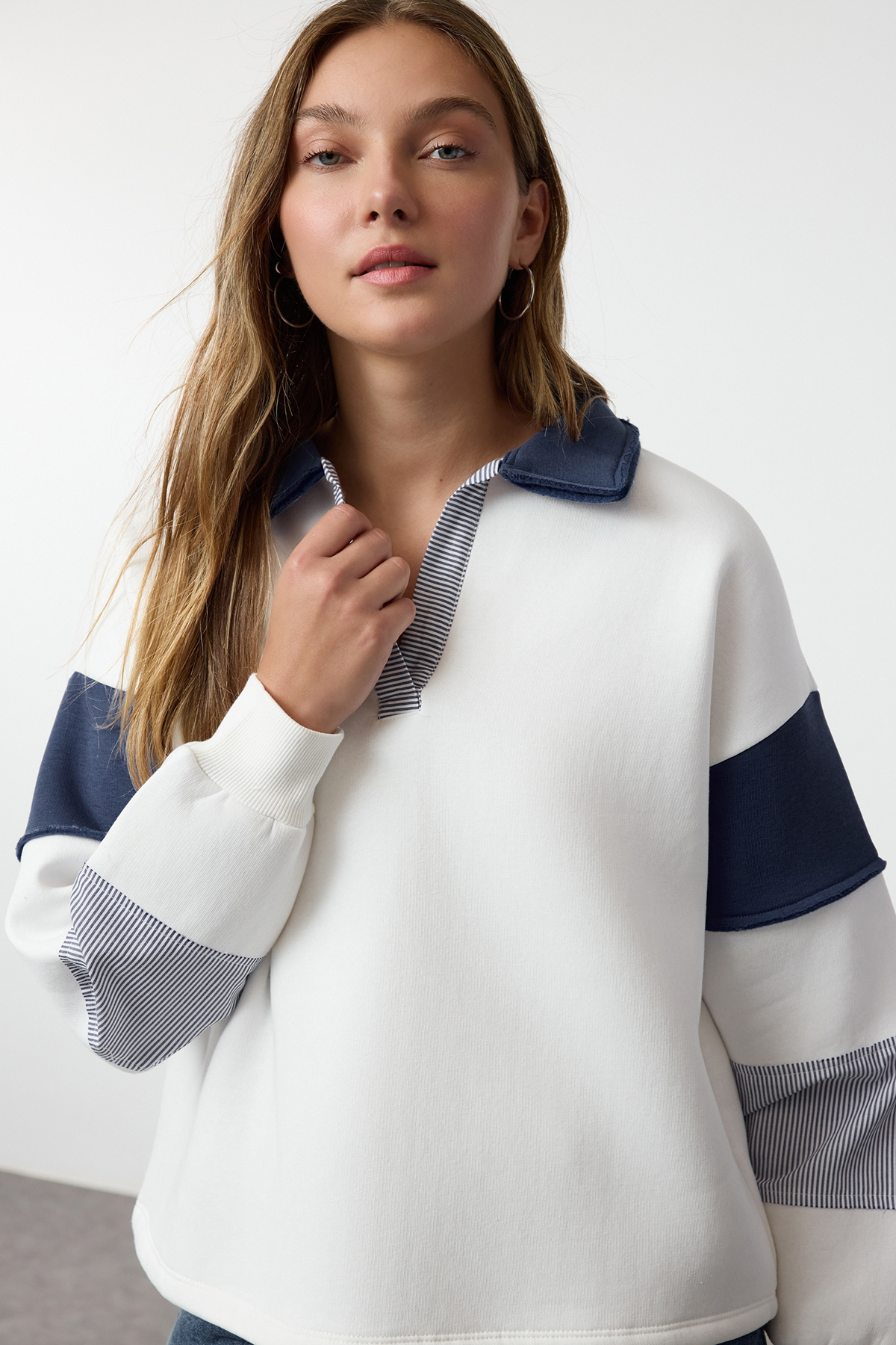 Trendyolmilla  Ekru Renk Bloklu Dokuma Garnili Oversize/Geniş Kalıp Örme Sweatshirt TWOAW25SW00199