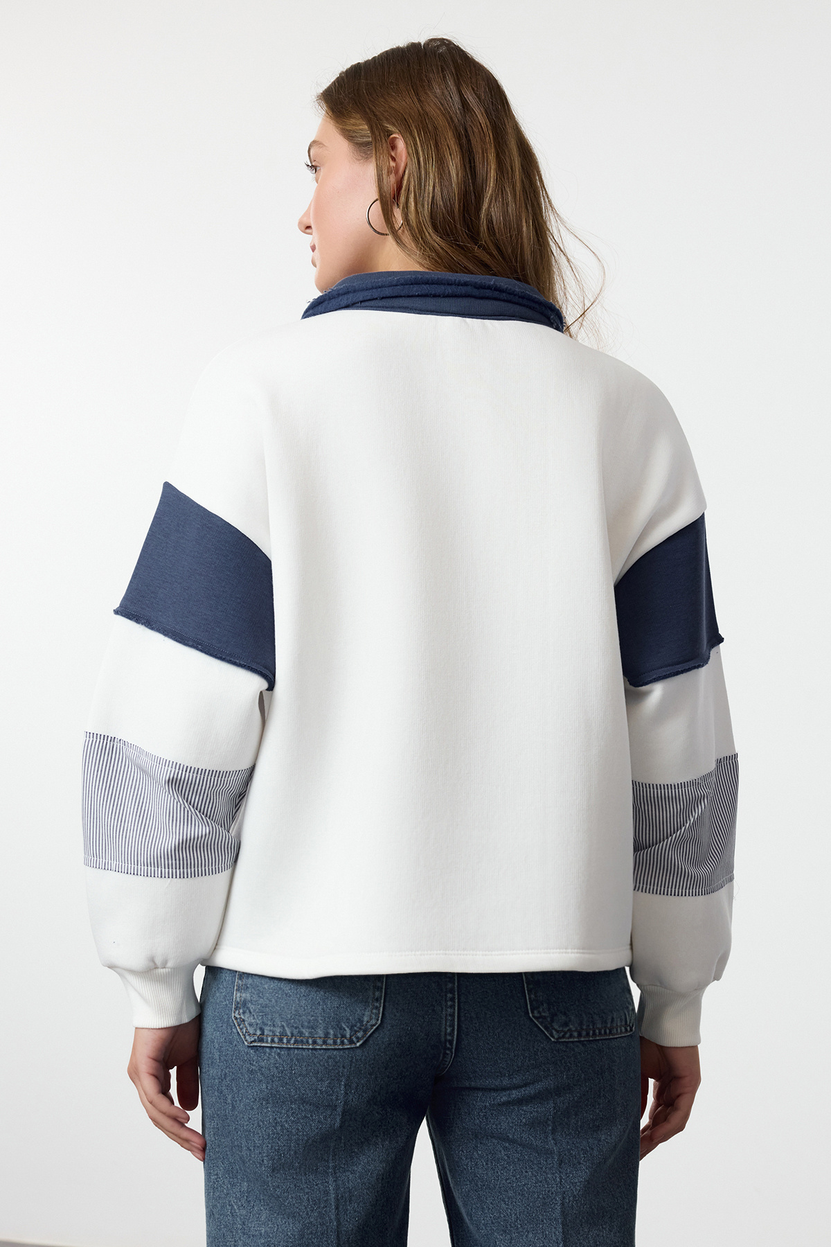 Trendyolmilla  Ekru Renk Bloklu Dokuma Garnili Oversize/Geniş Kalıp Örme Sweatshirt TWOAW25SW00199 - Görsel 5