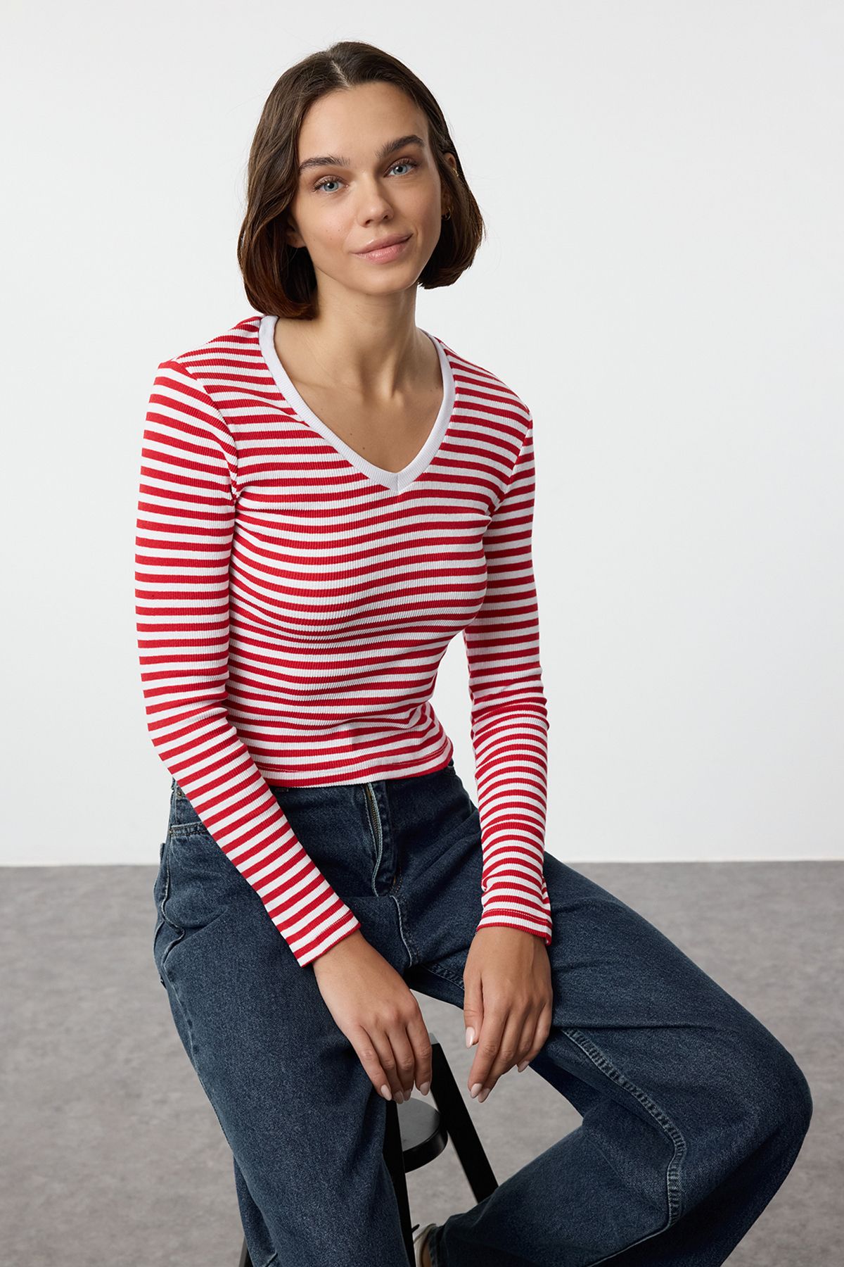 Trendyol Collection-Bluză crop cu dungi roșii, elastică, cu decolteu în V, mânecă lungă TWOAW24BZ00243 1