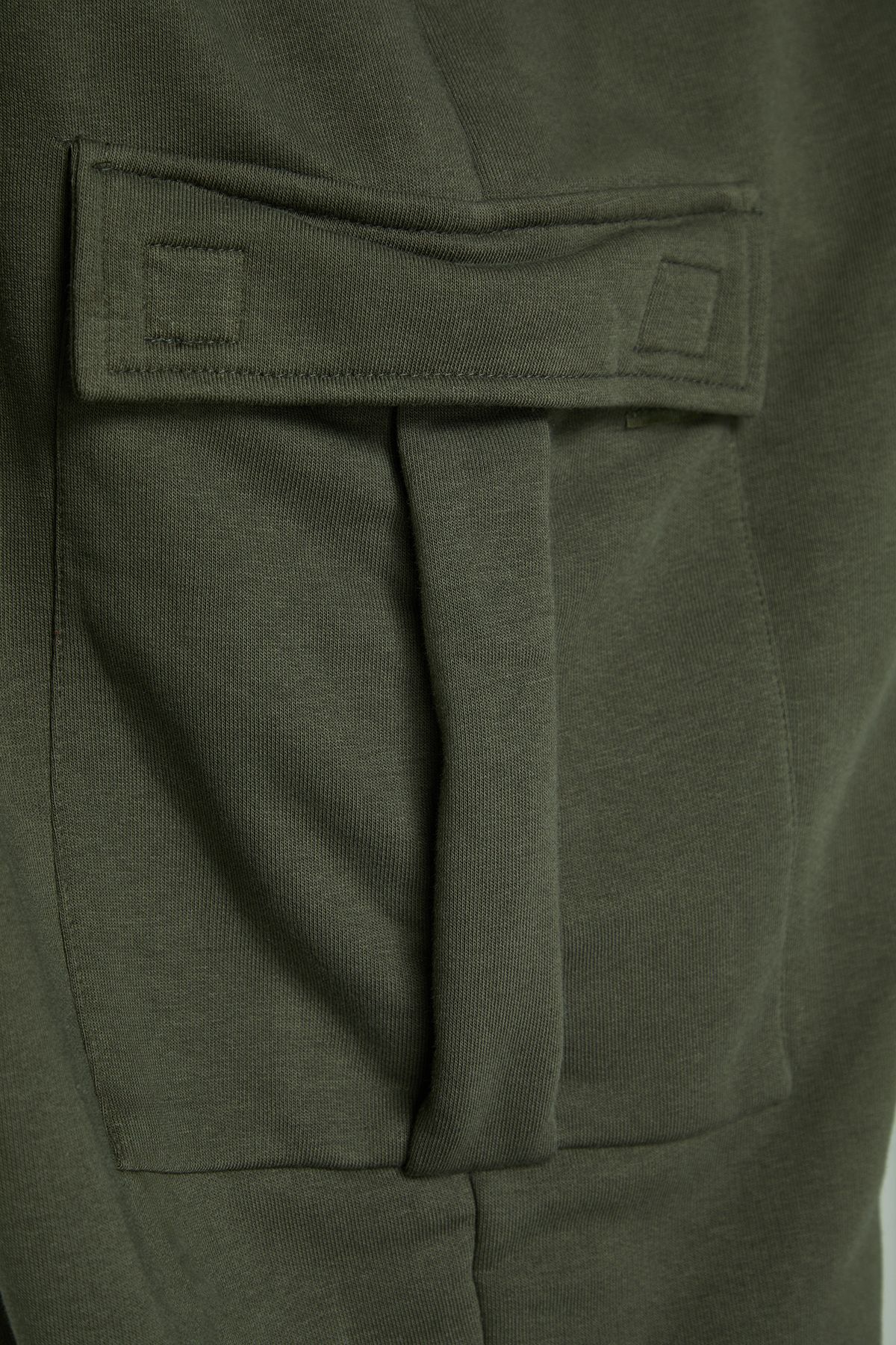 Trendyol Collection-Khakifarbene Cargo-Taschen-Jogginghose in Übergröße – breiter Schnitt aus 100 % Baumwolle TMNAW25AJ00008 3