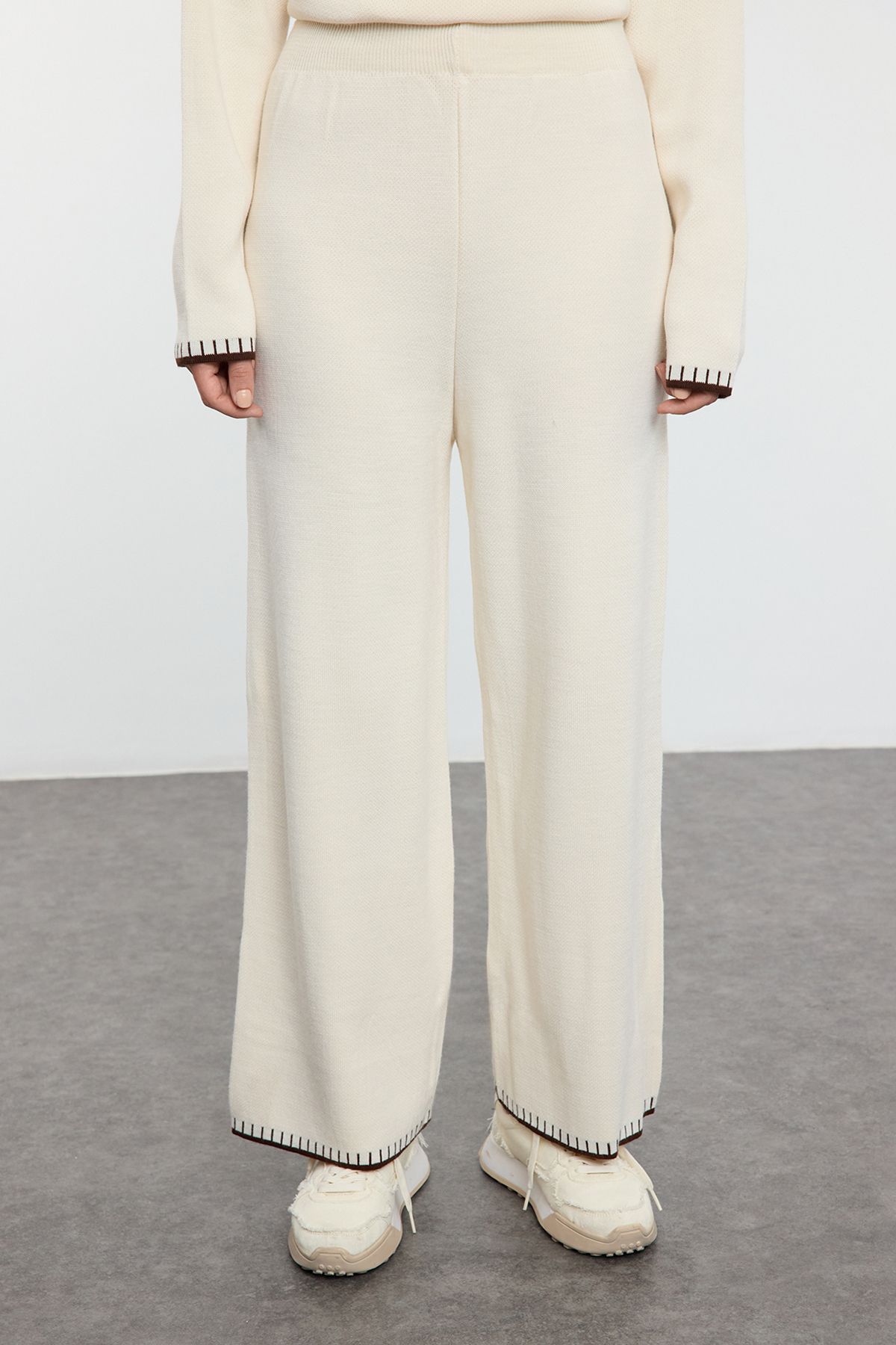 Edit by Trendyol-Set aus Strickpullover und Hose mit Reißverschluss und Steinnaht-Detail – TEDAW25US00008 4