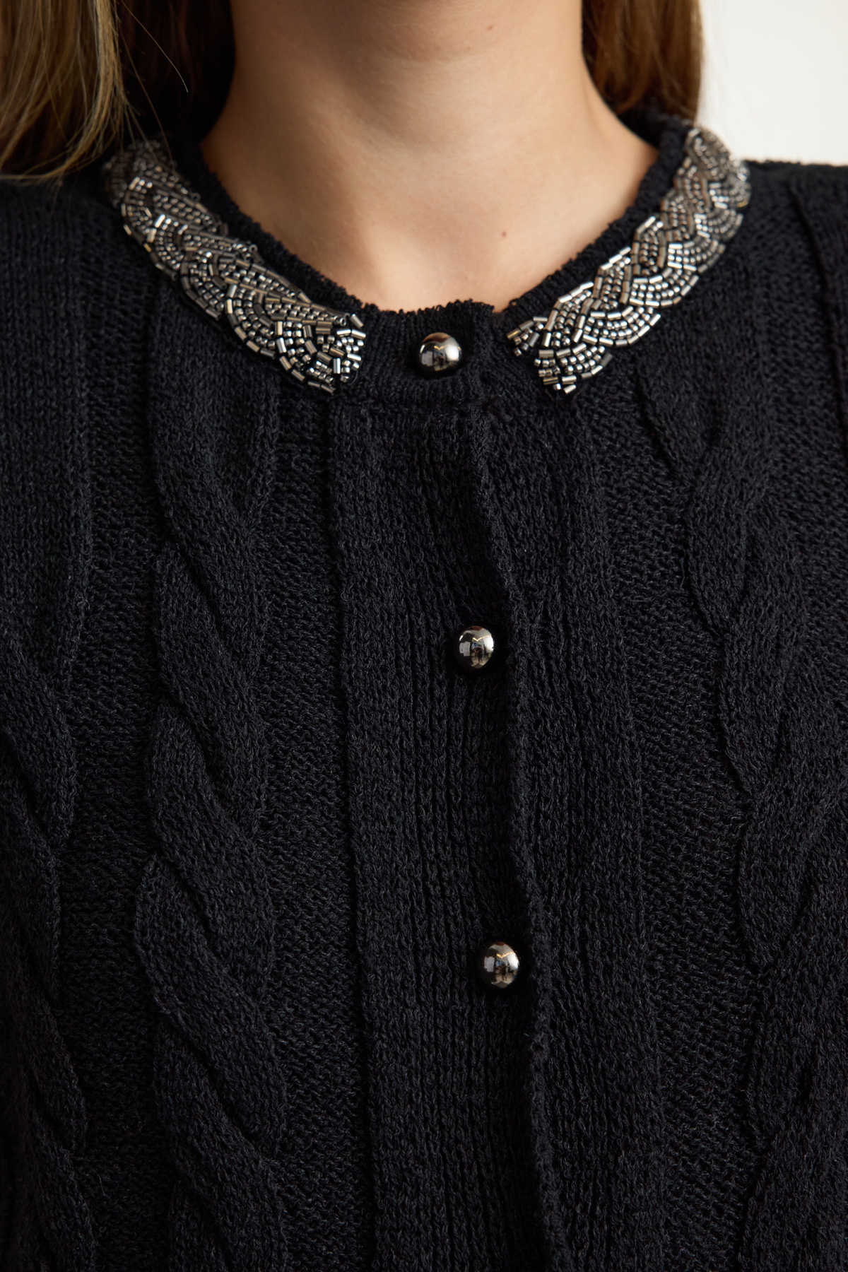 Trendyolmilla  Siyah Crop Pamuk Bisiklet Yaka Boncuk Detaylı Saç Örgülü Triko Hırka TWOAW25HI00342 - Görsel 4