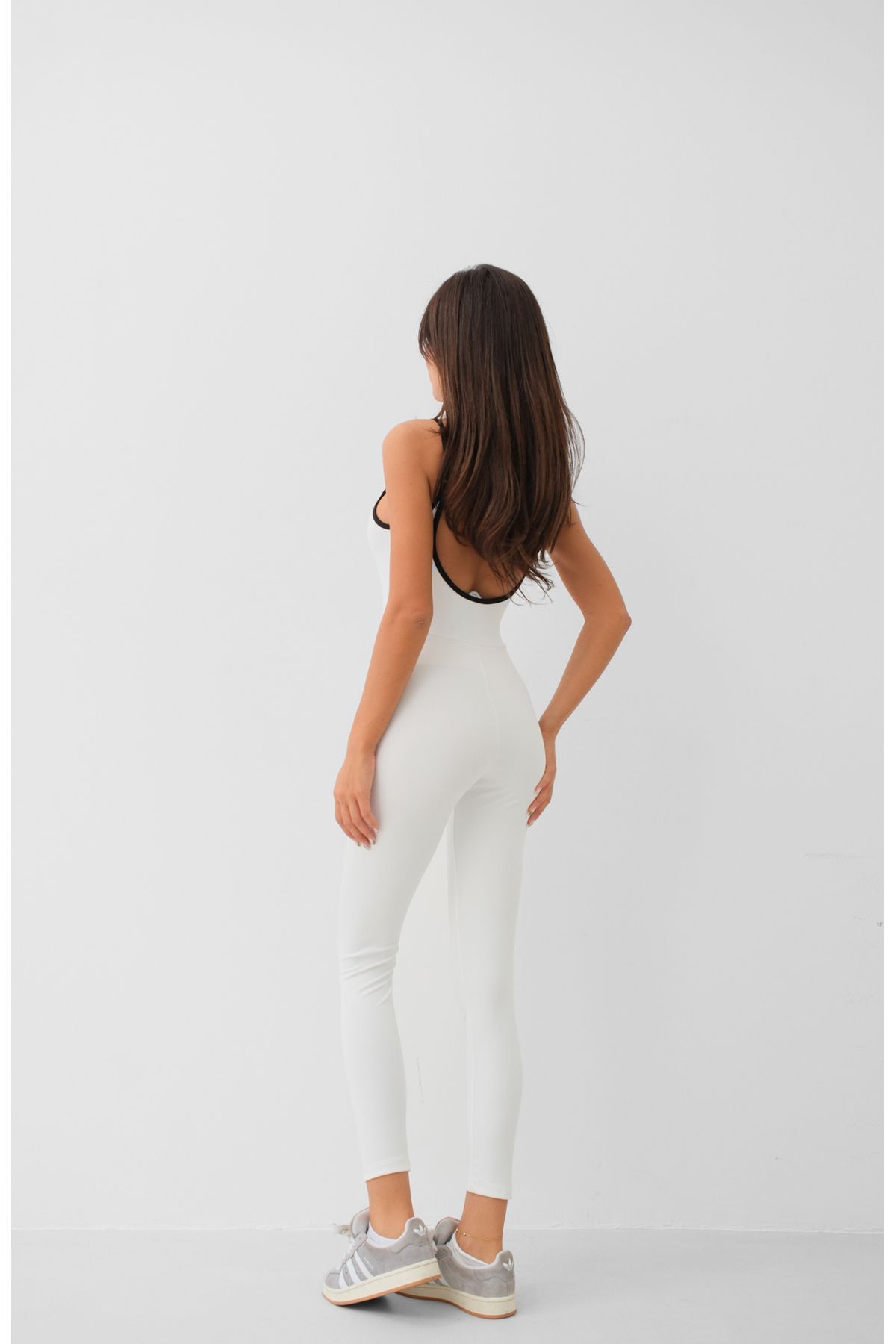 Black Fashion-Salopetă sport albă cu detaliu de țevi 2