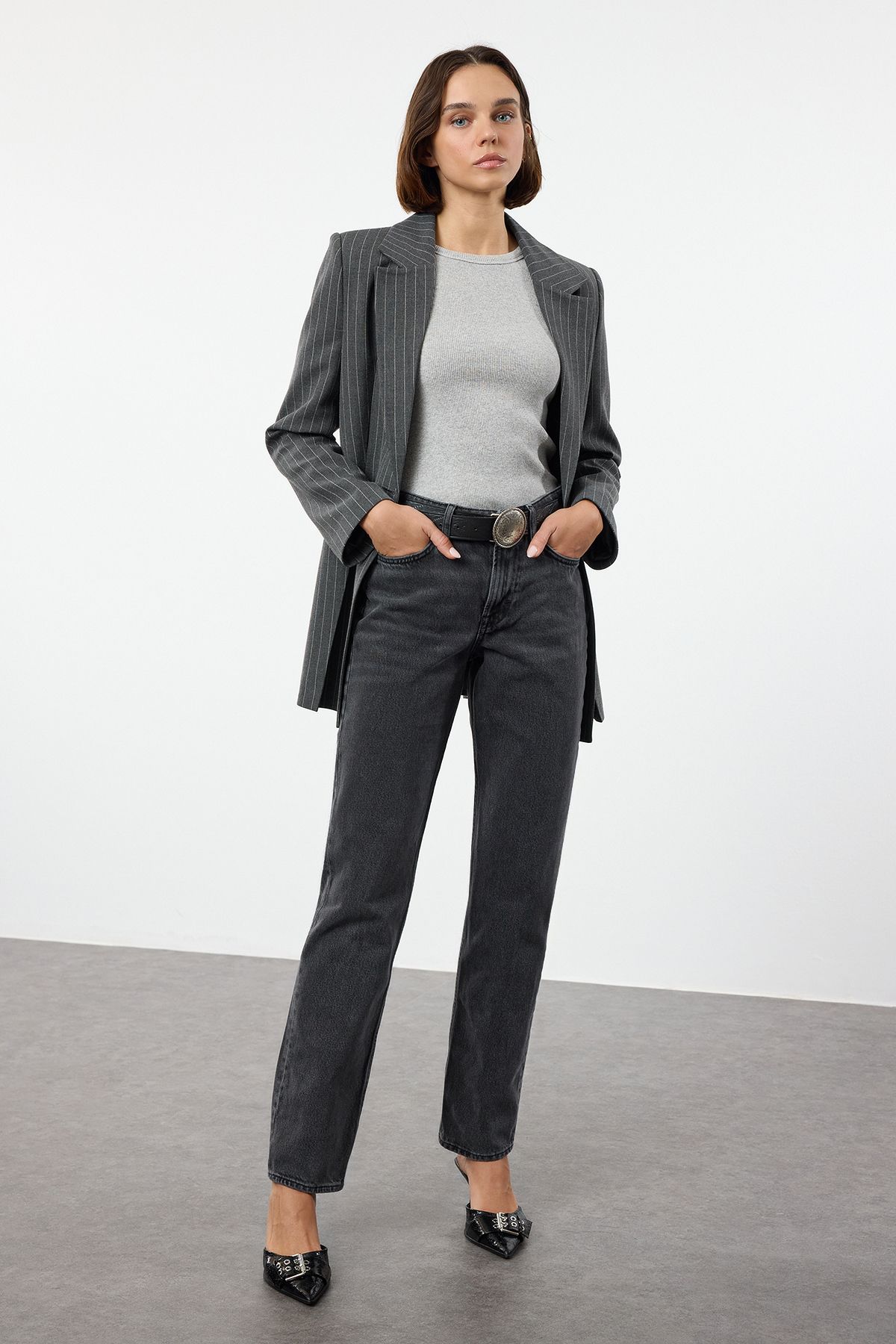 Trendyol Collection Czarne Jeansy Z Niskim Stanem I Prostymi Nogawkami Twoaw25je00355 Kobieta - 40