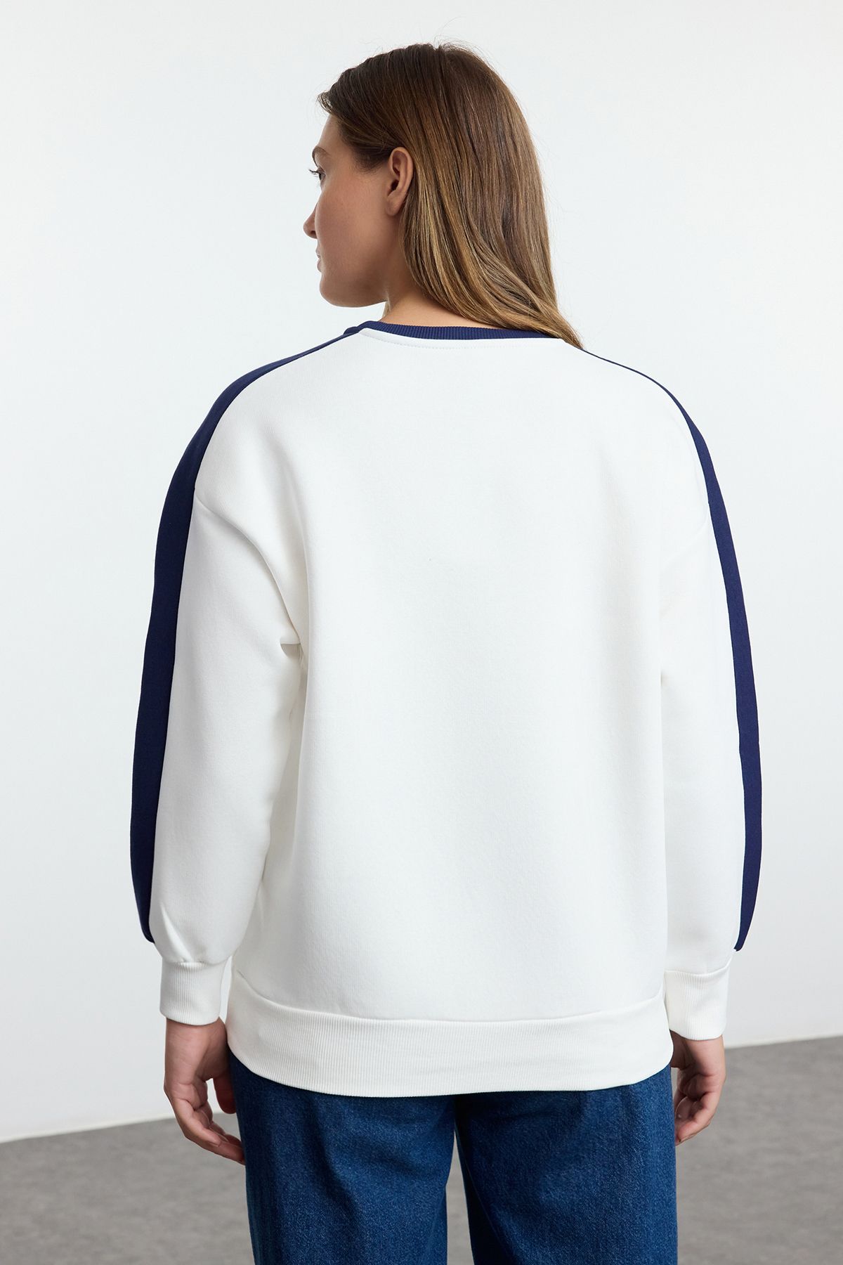 Trendyol Collection-Ecru Fleece Oversize Sweatshirt - Slogan Printed, Thick Inside Twoaw25sw00197 5