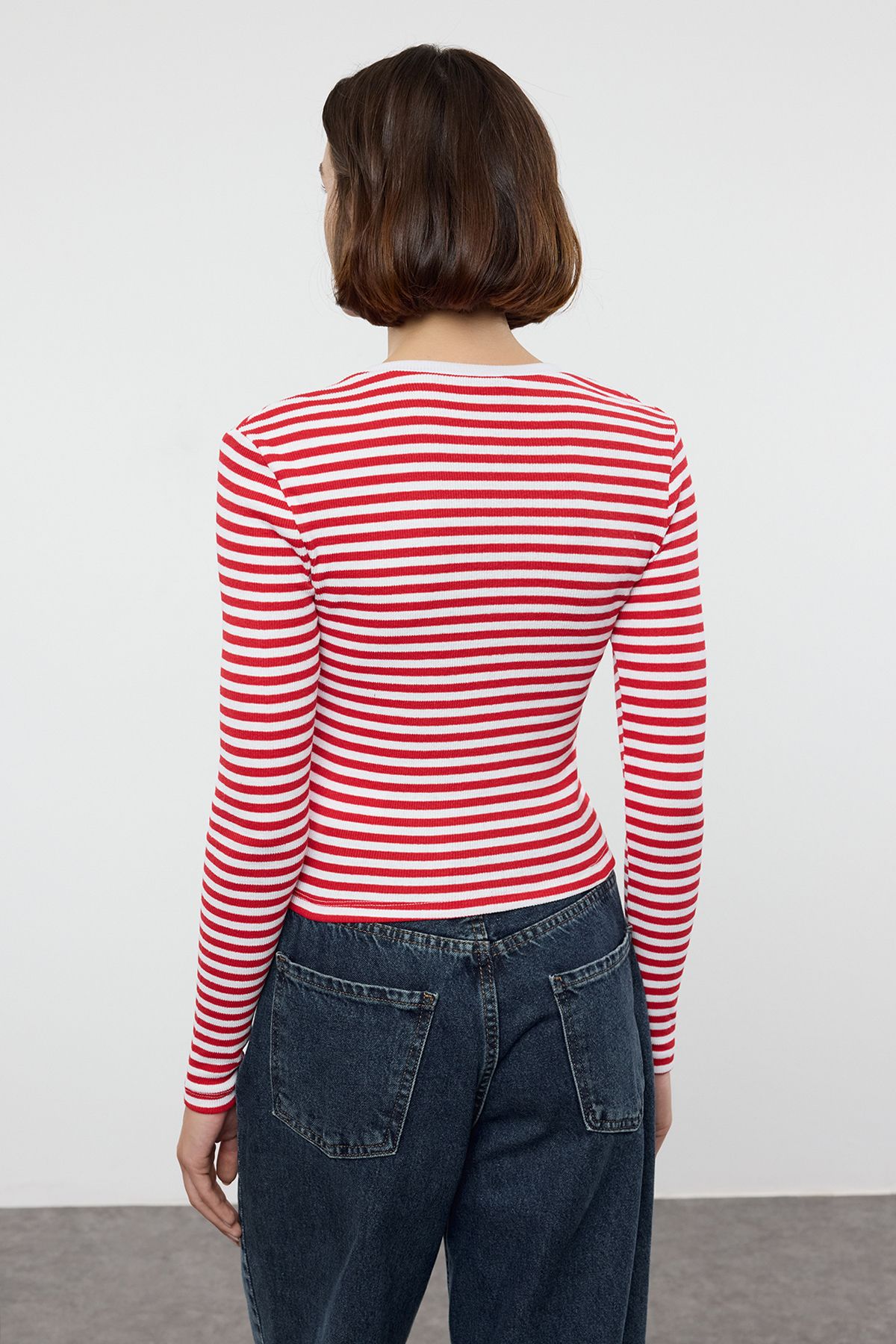 Trendyol Collection-Bluză crop cu dungi roșii, elastică, cu decolteu în V, mânecă lungă TWOAW24BZ00243 5