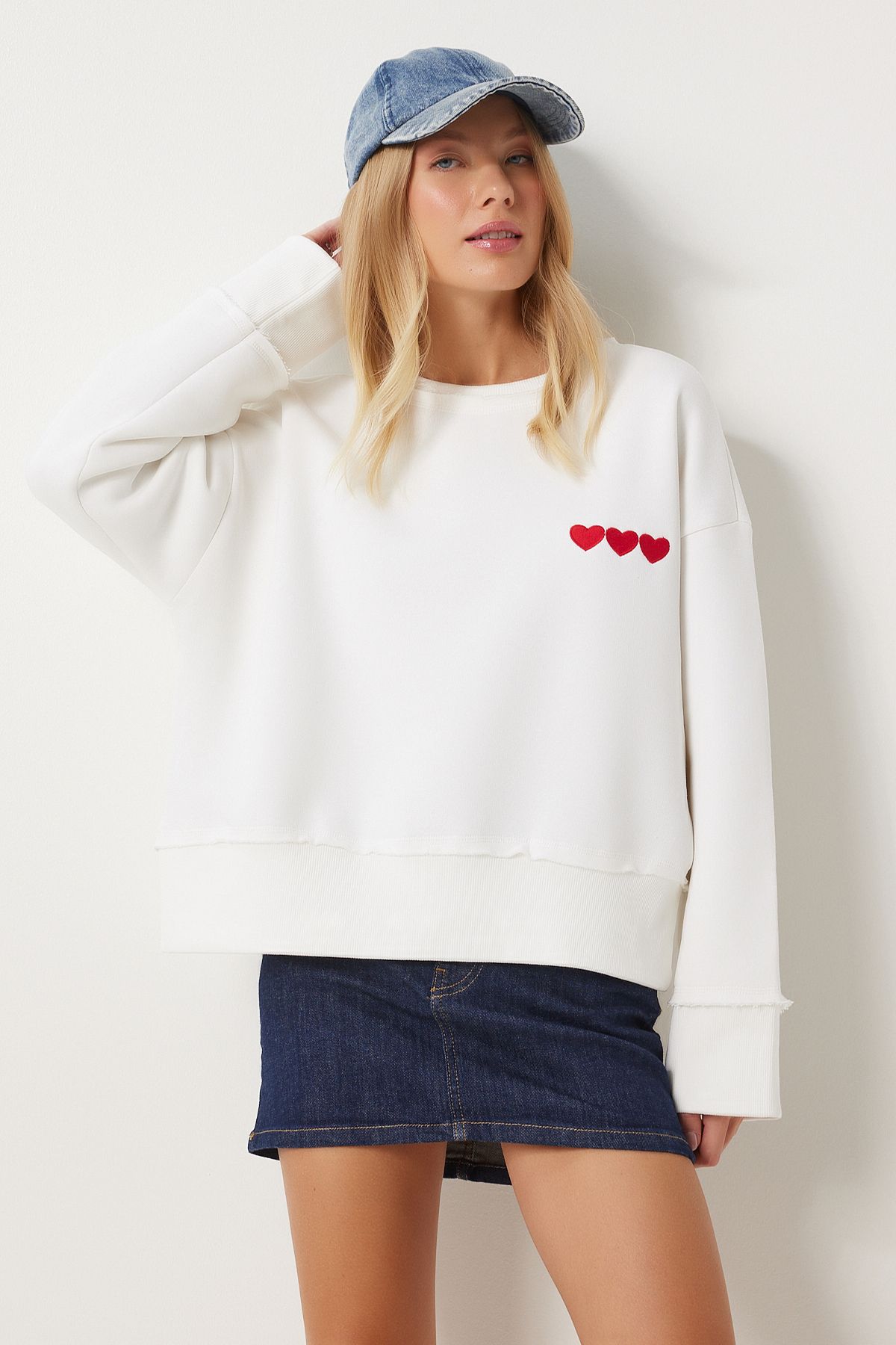 Happiness İstanbul-Ecrufarbenes Damen-Sweatshirt mit Herz-Stickerei – DP00216 2