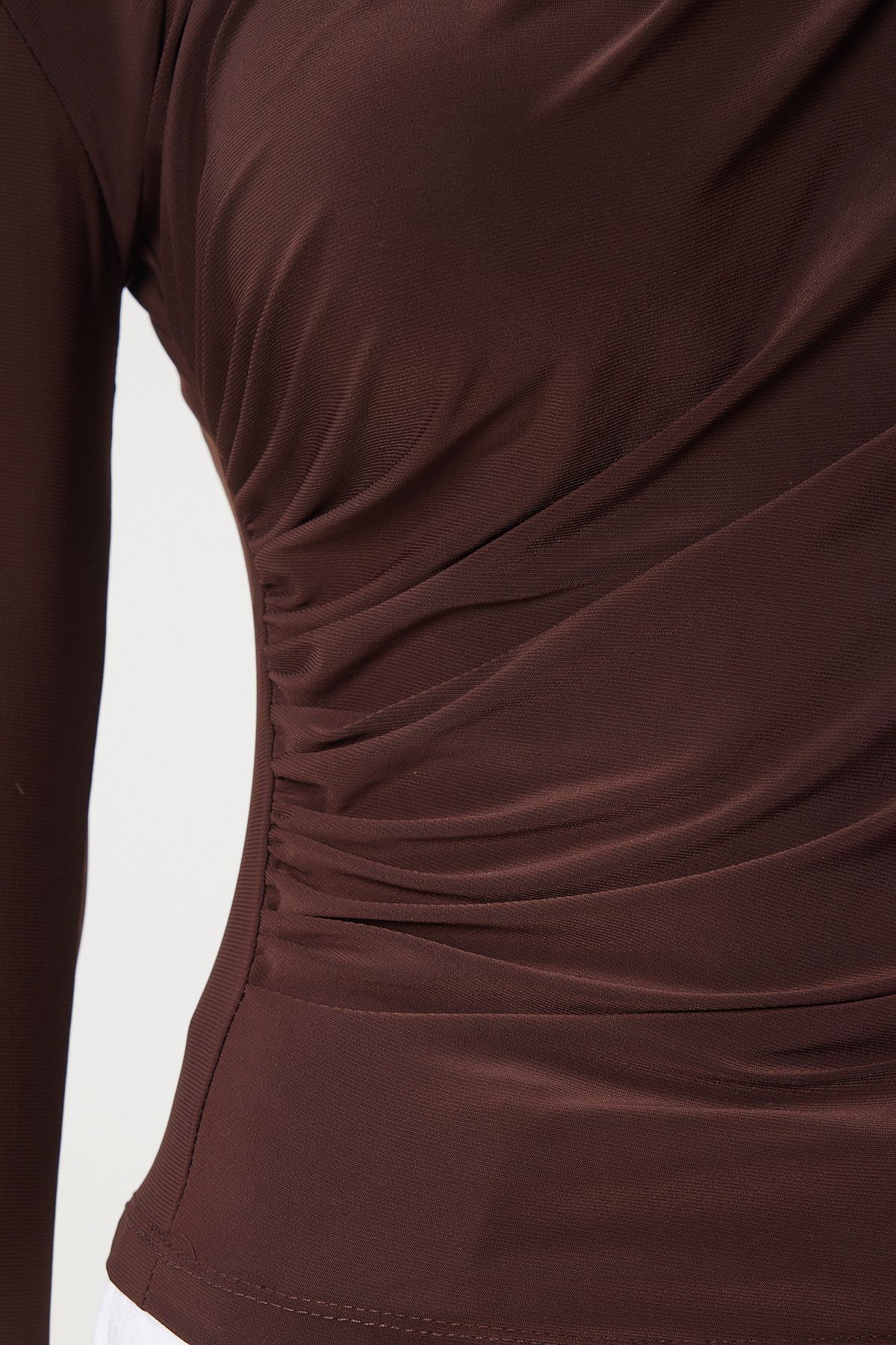 Happiness İstanbul-Braune, geraffte, detaillierte Sandy-Bluse mit hohem Kragen für Damen FF00135 5