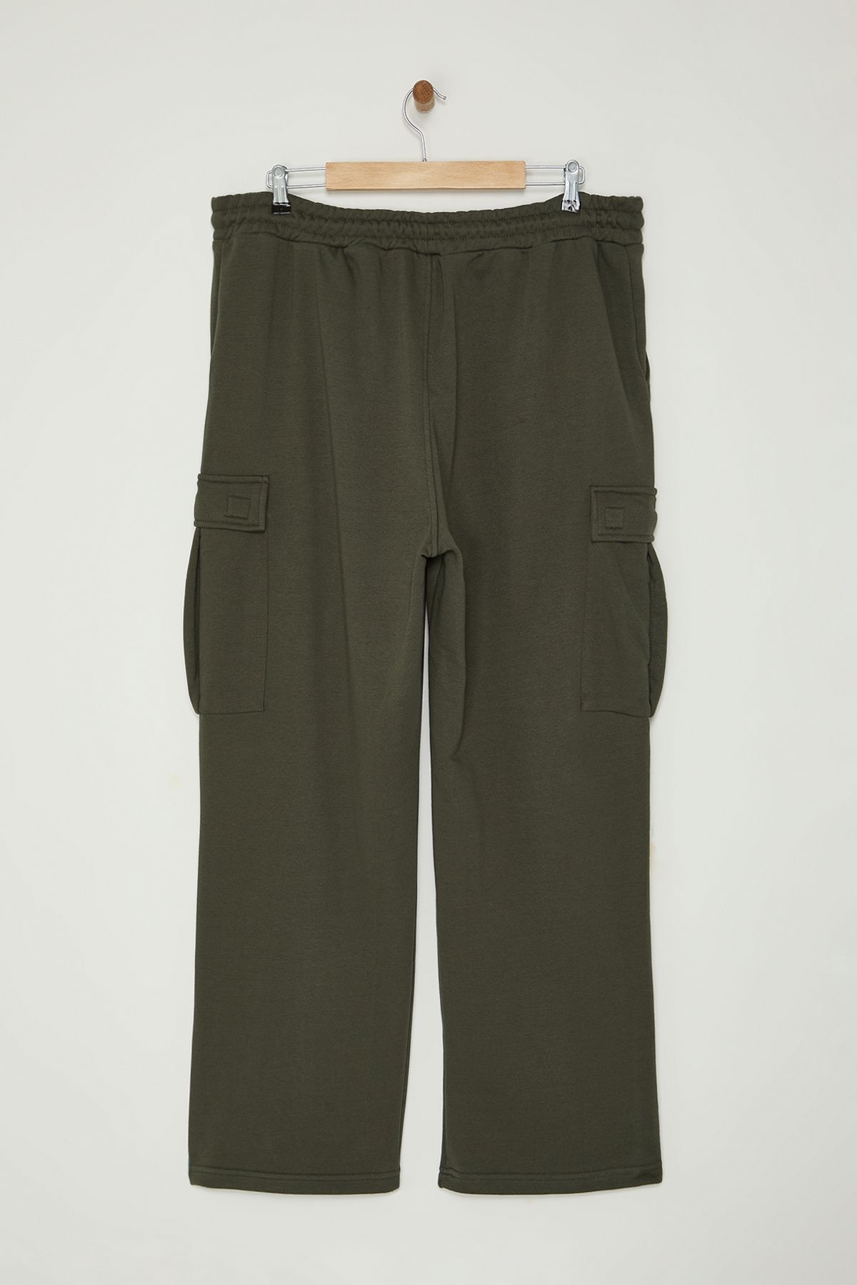 Trendyol Collection-Khakifarbene Cargo-Taschen-Jogginghose in Übergröße – breiter Schnitt aus 100 % Baumwolle TMNAW25AJ00008 4