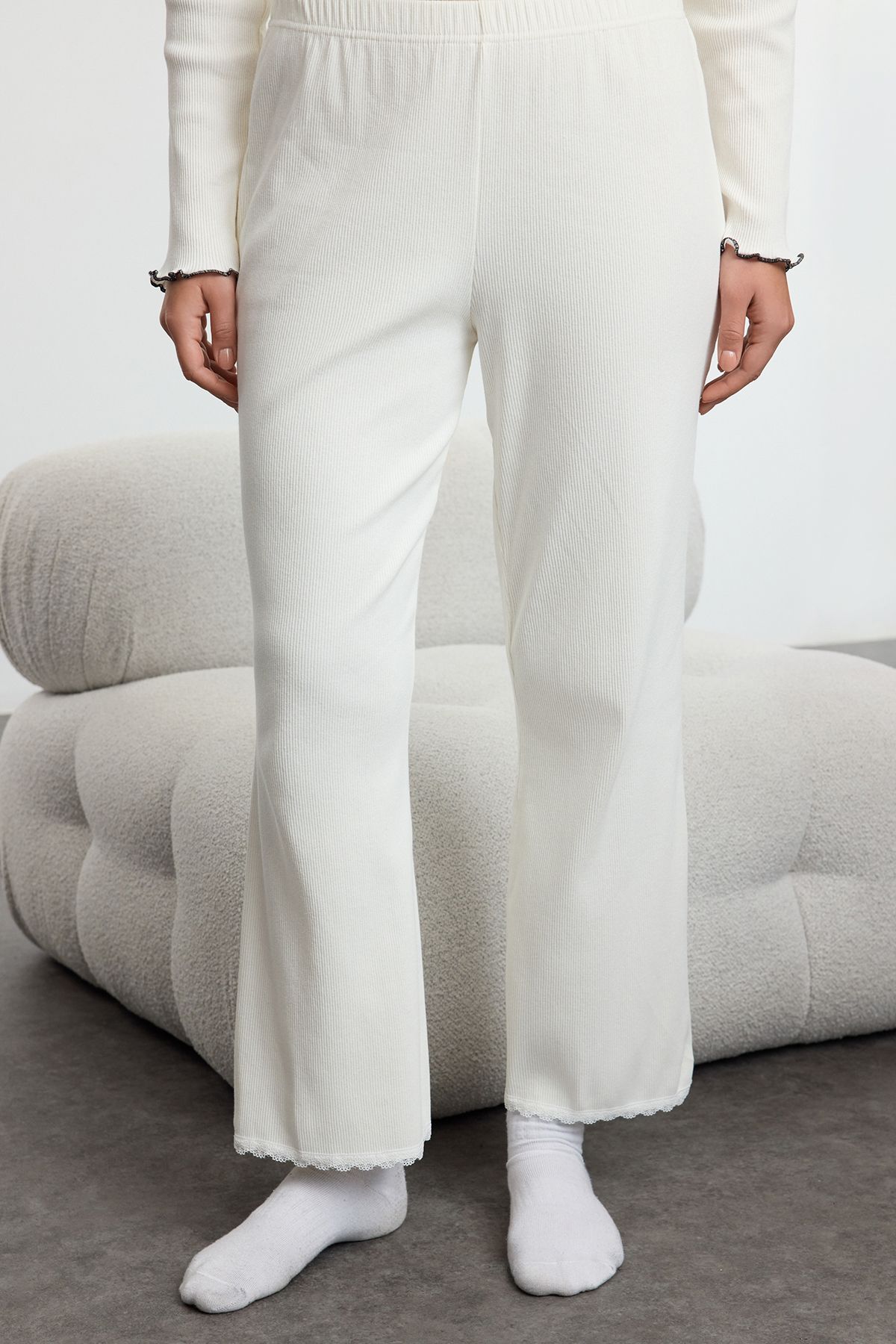 Trendyol Collection-Weißes, geripptes Strickpyjama-Set mit Baumwollspitze und Band/Schleifen-Detail THMAW25PT00206 4