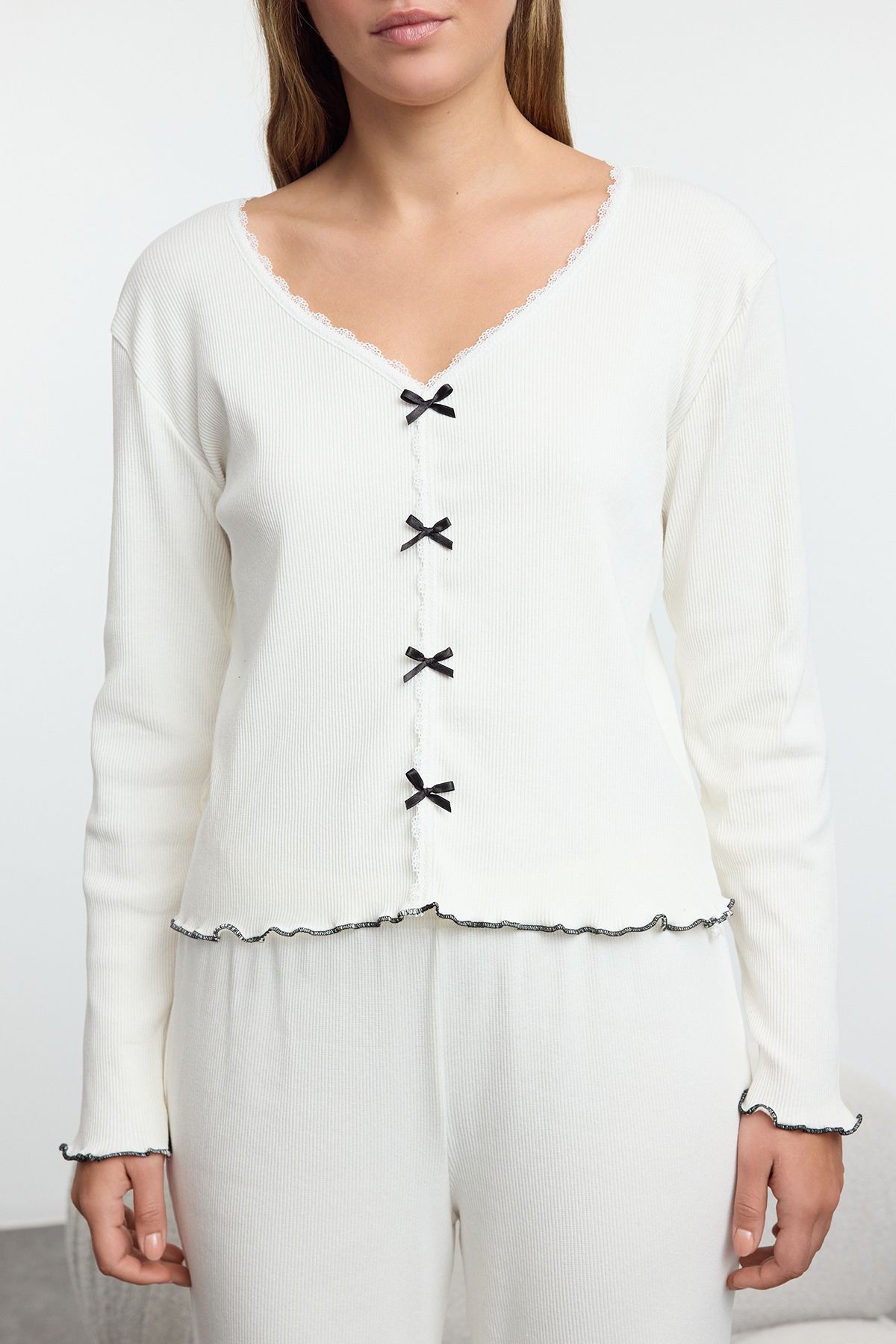 Trendyol Collection-Weißes, geripptes Strickpyjama-Set mit Baumwollspitze und Band/Schleifen-Detail THMAW25PT00206 3