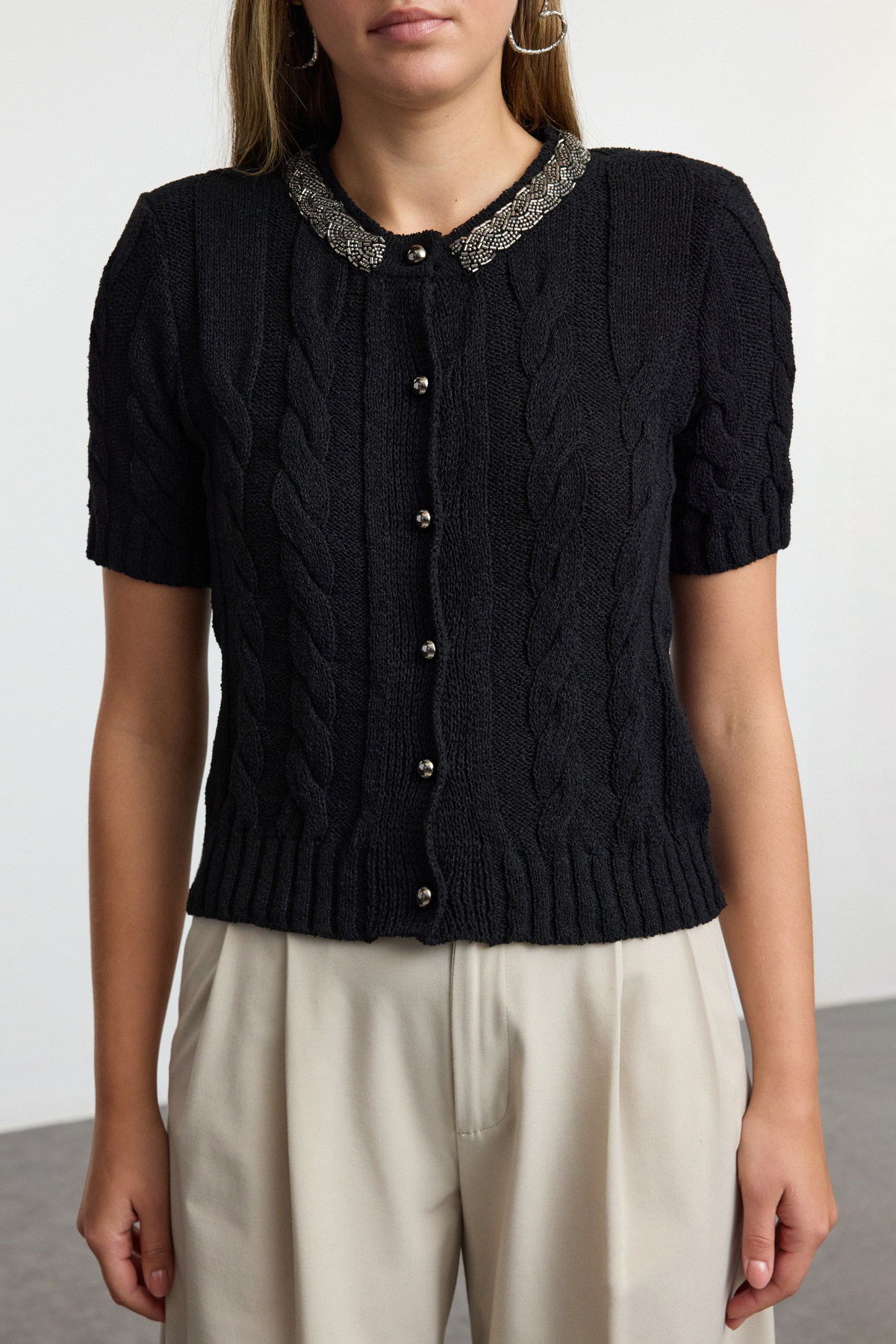 Trendyolmilla  Siyah Crop Pamuk Bisiklet Yaka Boncuk Detaylı Saç Örgülü Triko Hırka TWOAW25HI00342 - Görsel 3