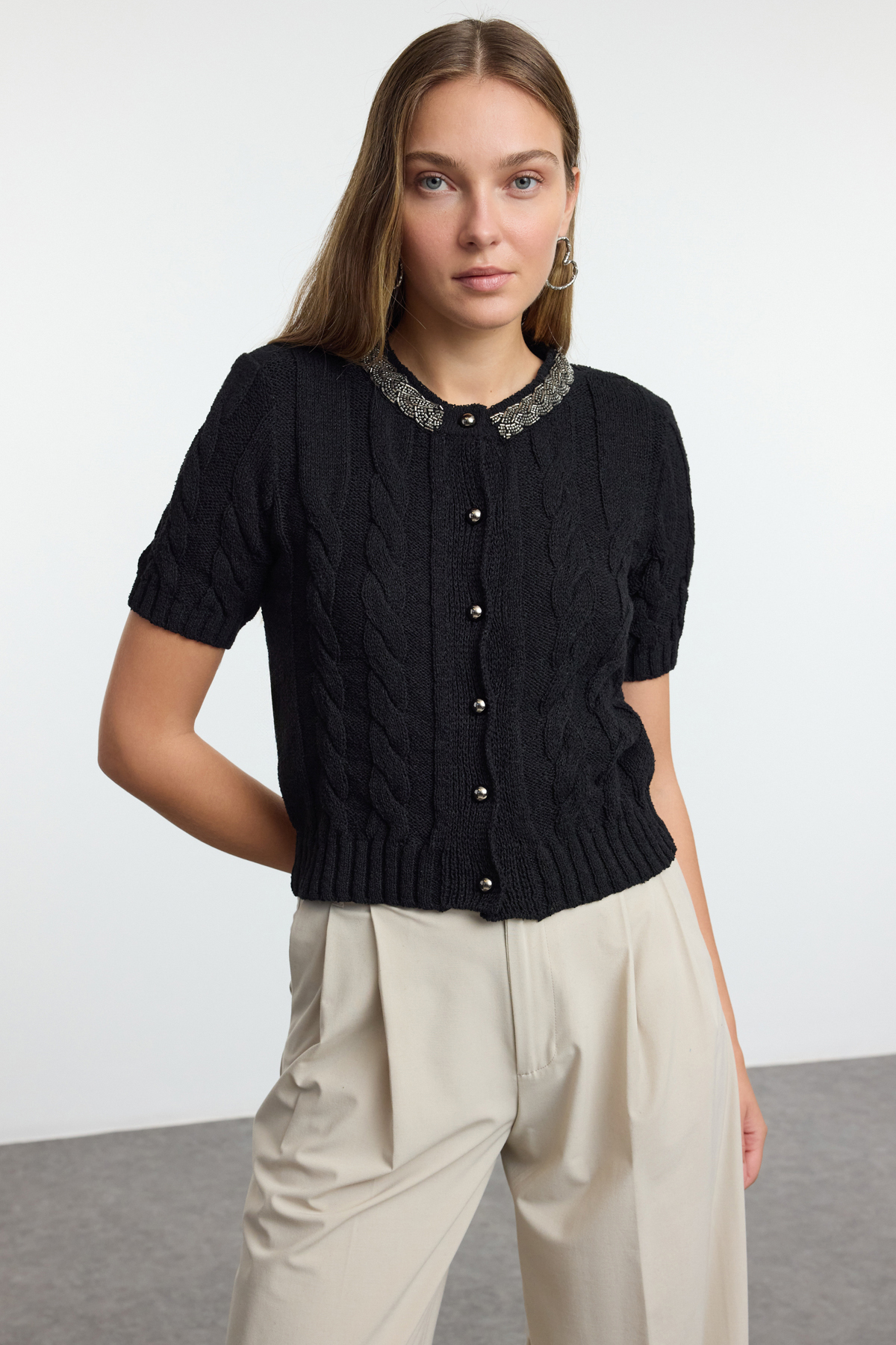 Trendyolmilla  Siyah Crop Pamuk Bisiklet Yaka Boncuk Detaylı Saç Örgülü Triko Hırka TWOAW25HI00342 - Görsel 2