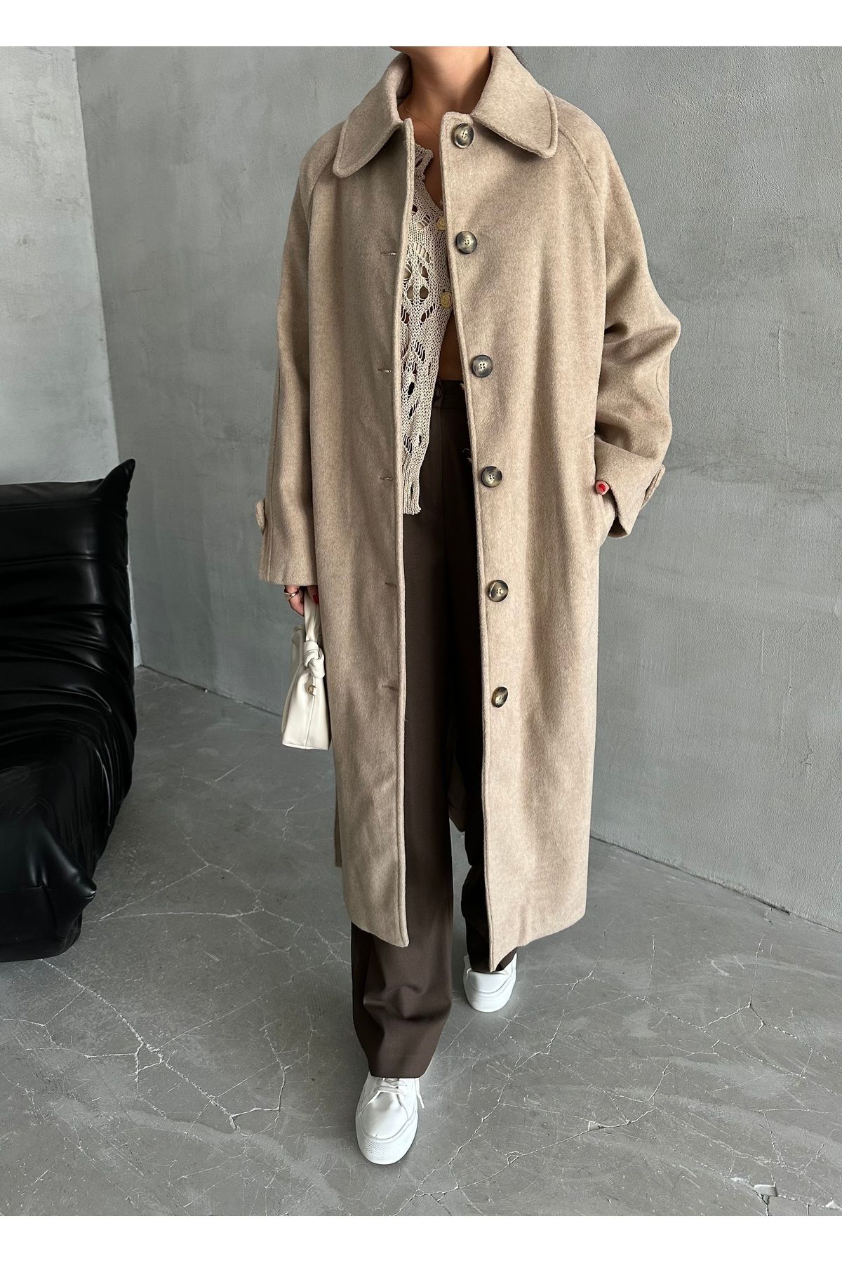 Laluvia-Beigefarbener Wintermantel mit Gürtel – Schlitz hinten – 54492 2