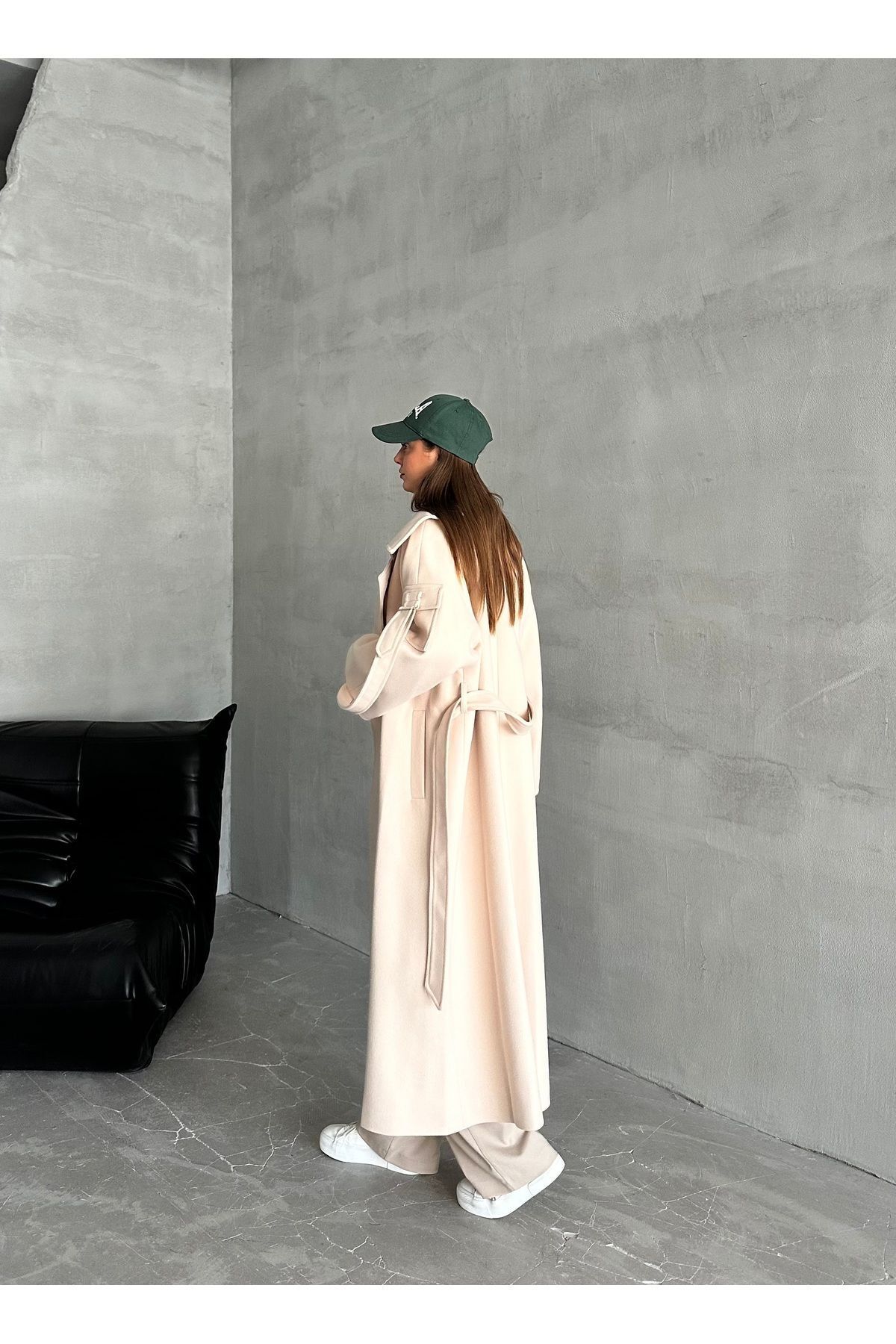 Laluvia-Premium-Mantel mit beigefarbenen Ärmeln und Taschendetail 8