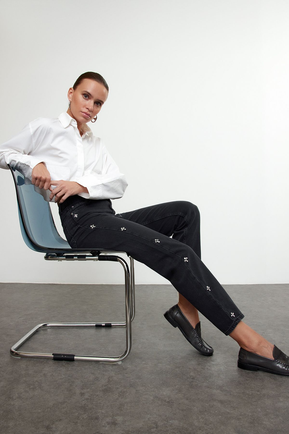 Trendyol Collection Schwarze, juwelenbesetzte Mom-Jeans mit hoher Taille TWOAW25JE00255