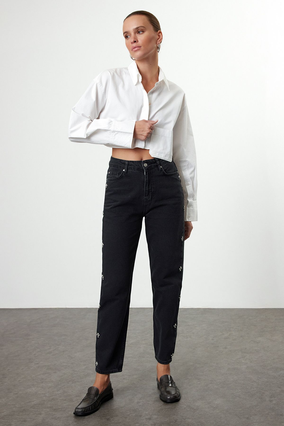 Trendyol Collection-Schwarze, juwelenbesetzte Mom-Jeans mit hoher Taille TWOAW25JE00255 2