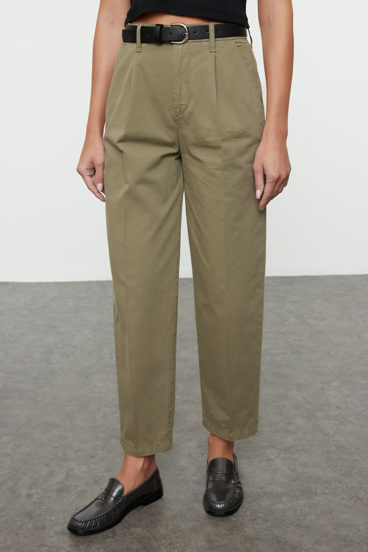 Trendyolmilla  Haki Kemerli Yüksek Bel Mom %100 Pamuk Non-Stretch Jeans TWOAW25JE00252 - Görsel 2