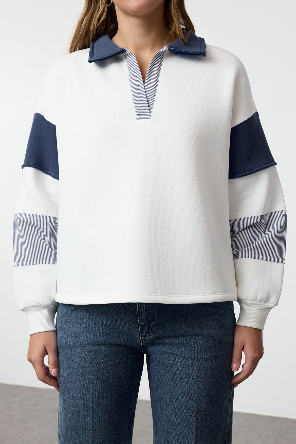 Trendyolmilla  Ekru Renk Bloklu Dokuma Garnili Oversize/Geniş Kalıp Örme Sweatshirt TWOAW25SW00199 - Görsel 4