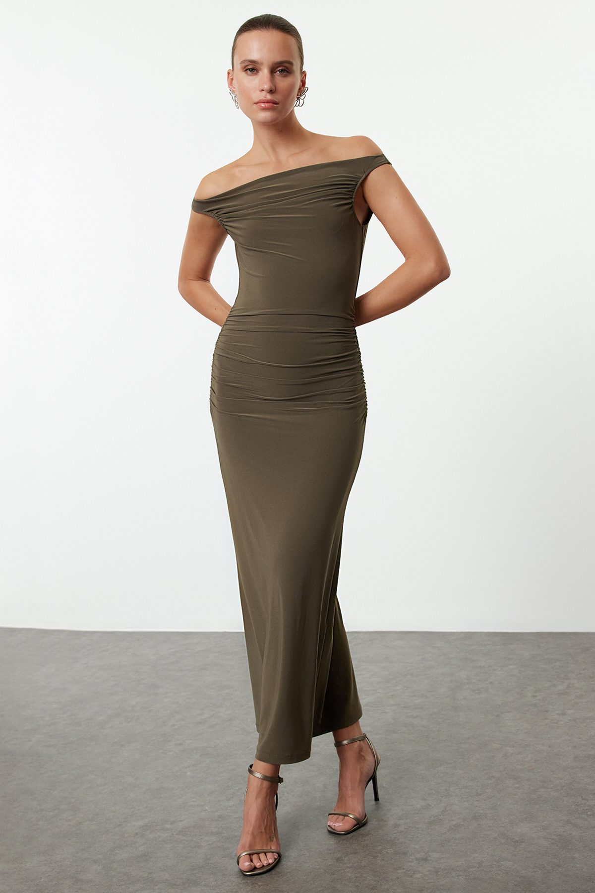 Trendyolmilla  Haki Vücuda Oturan Carmen Yaka Örme Şık Abiye Gece Mezuniyet Elbisesi TPRAW25EL00025 - Görsel 3