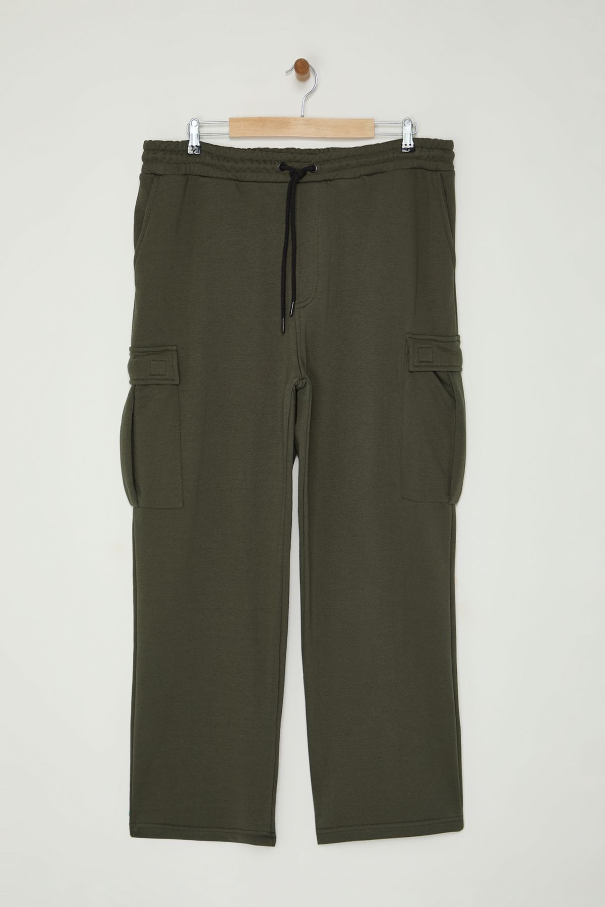 Trendyol Collection-Khakifarbene Cargo-Taschen-Jogginghose in Übergröße – breiter Schnitt aus 100 % Baumwolle TMNAW25AJ00008 2