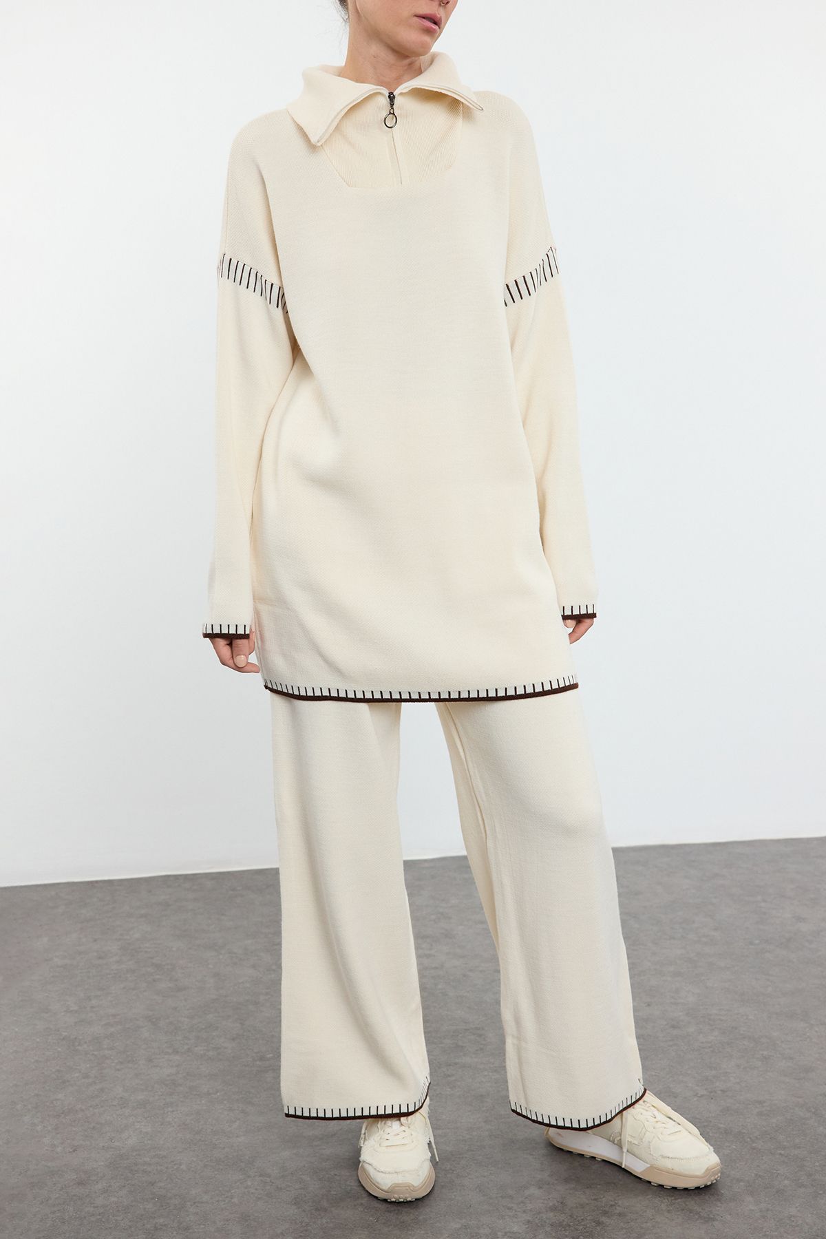 Edit by Trendyol-Set aus Strickpullover und Hose mit Reißverschluss und Steinnaht-Detail – TEDAW25US00008 1