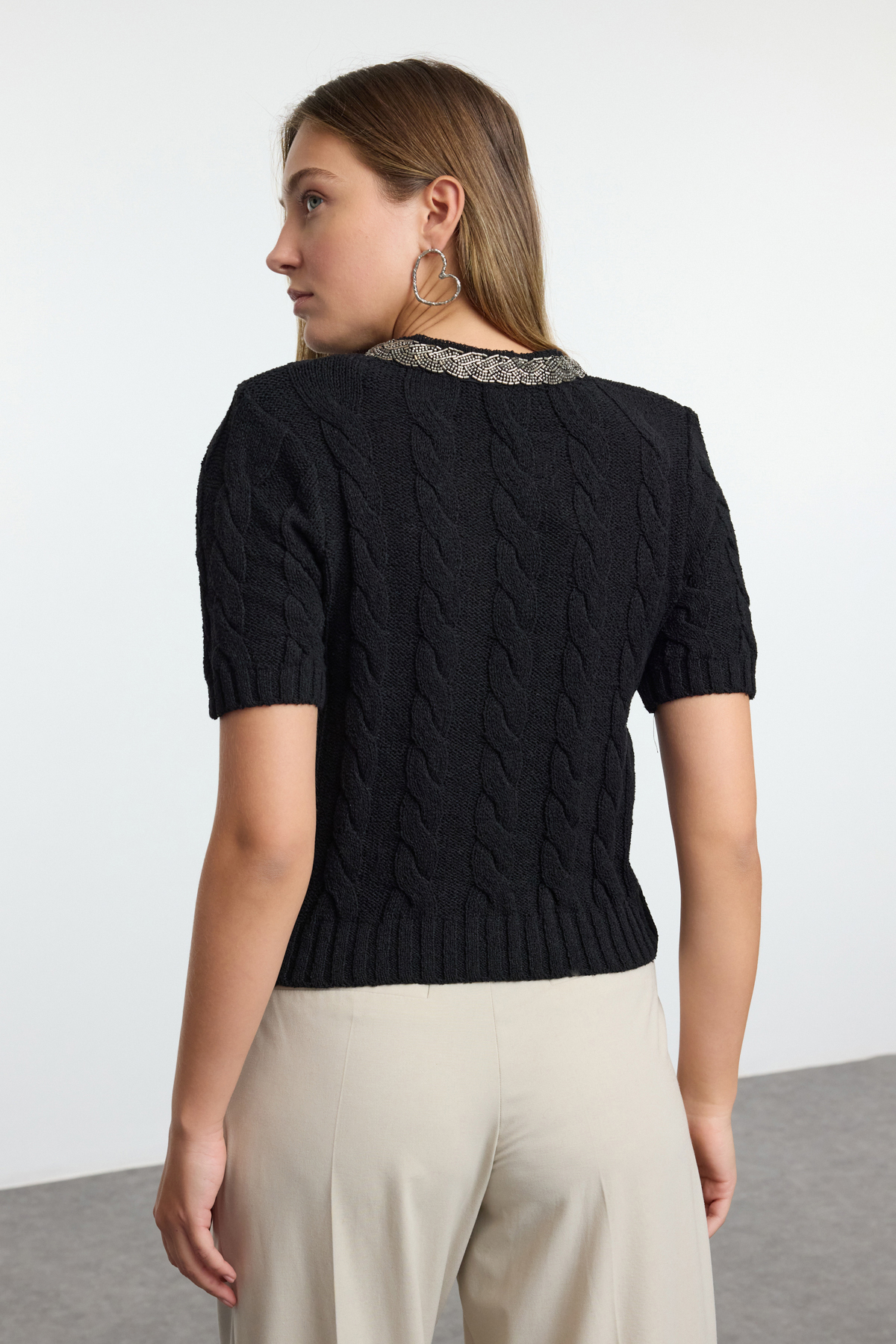 Trendyolmilla  Siyah Crop Pamuk Bisiklet Yaka Boncuk Detaylı Saç Örgülü Triko Hırka TWOAW25HI00342 - Görsel 5