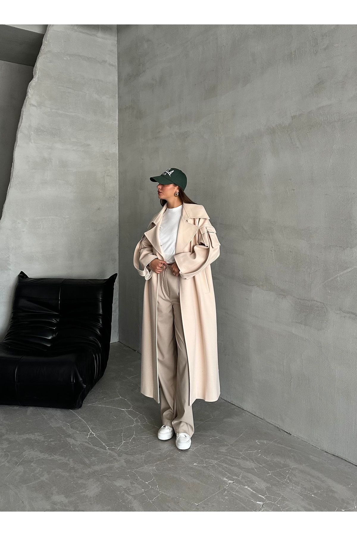 Laluvia-Premium-Mantel mit beigefarbenen Ärmeln und Taschendetail 7