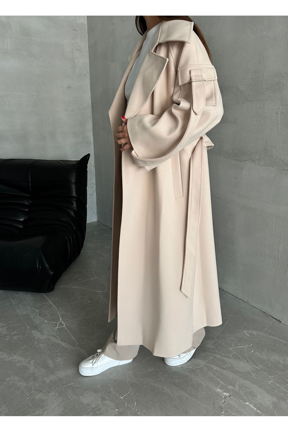 Laluvia-Premium-Mantel mit beigefarbenen Ärmeln und Taschendetail 3
