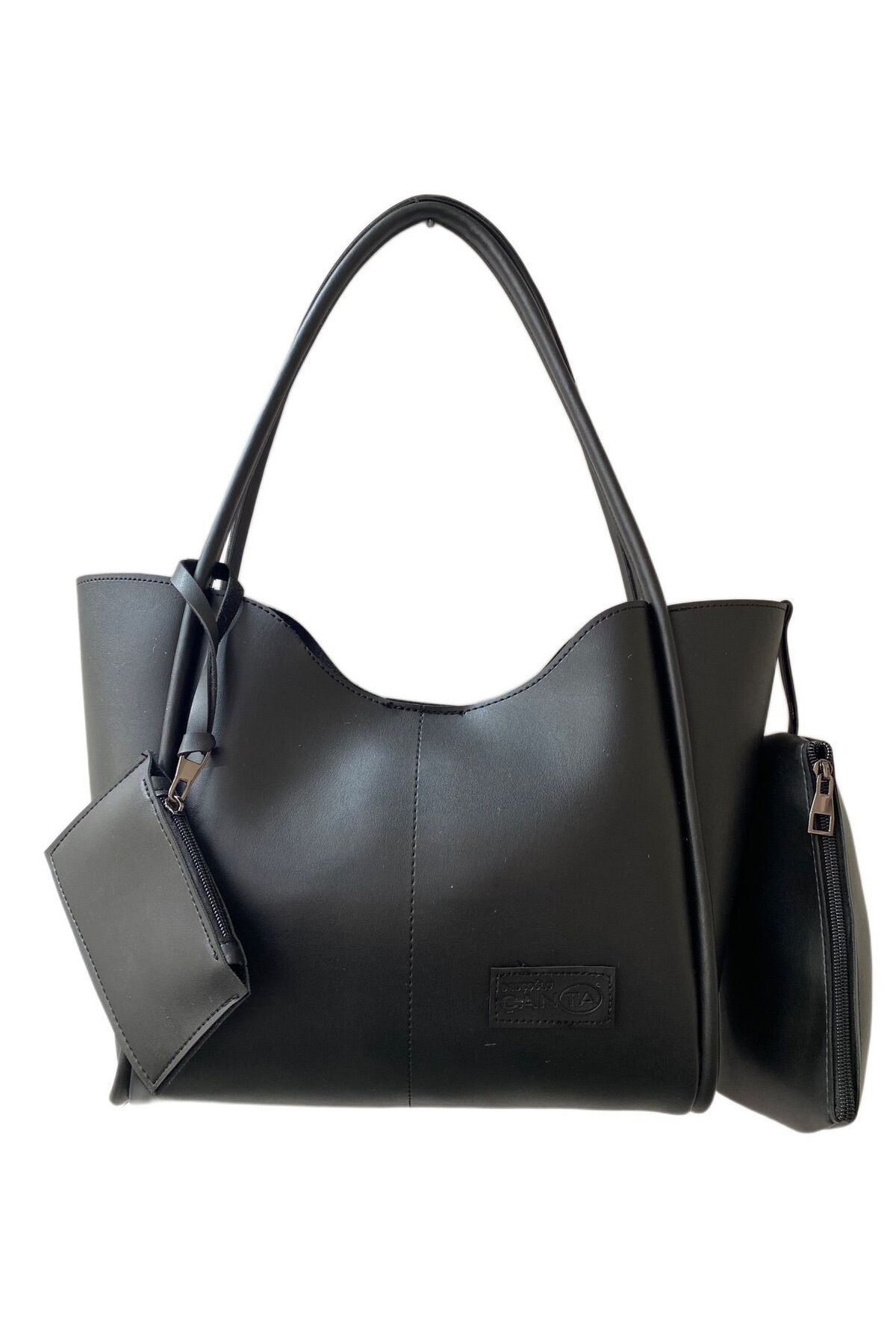 une femme avec un bras noir et un sac dépaules