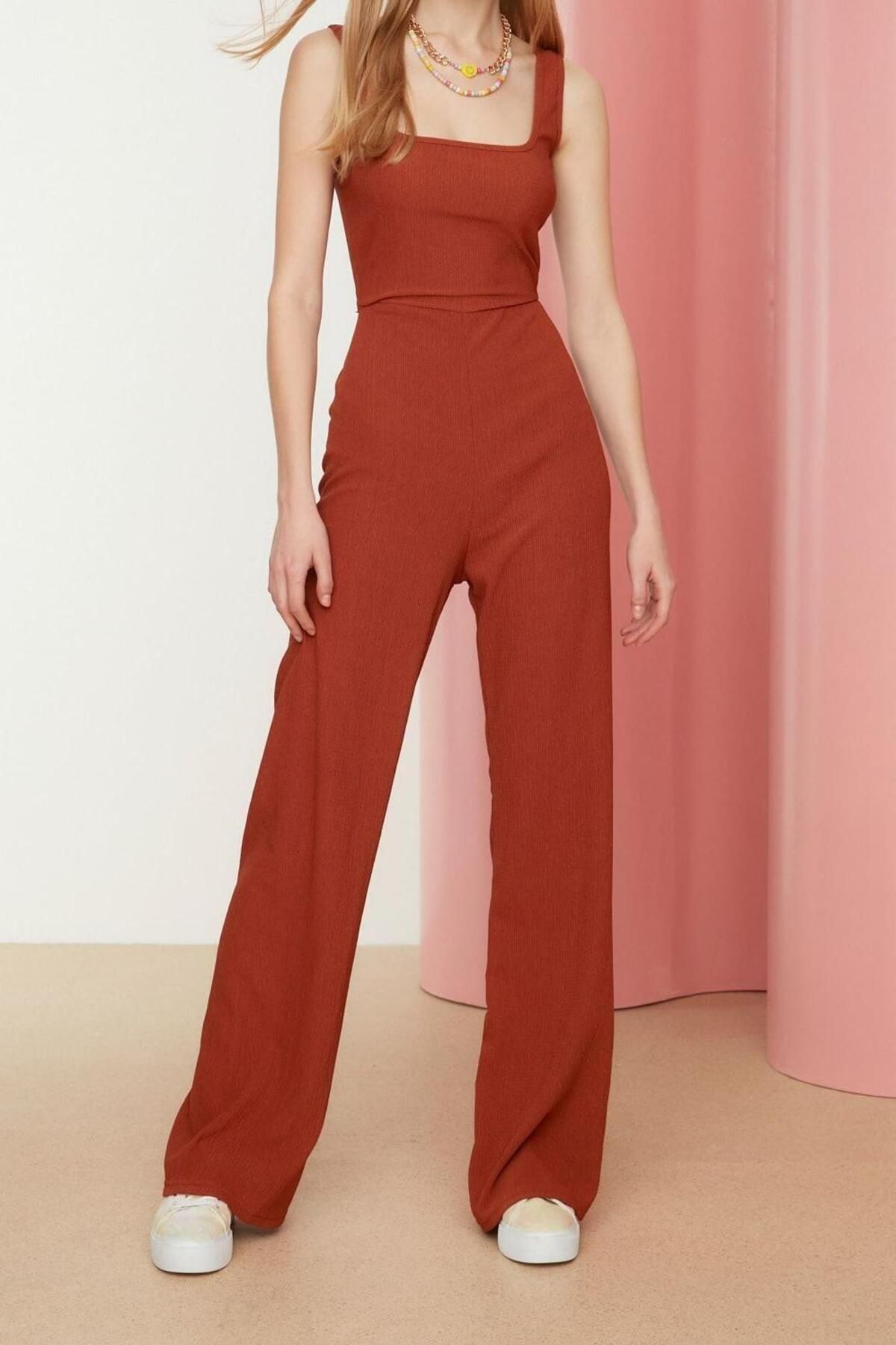 Kadın Moda ispanyol paça Kare Yaka Uzun Sırt Dekolteli Bağlama Detaylı Bürümcük Dokulu Örme Tulum - Görsel 4