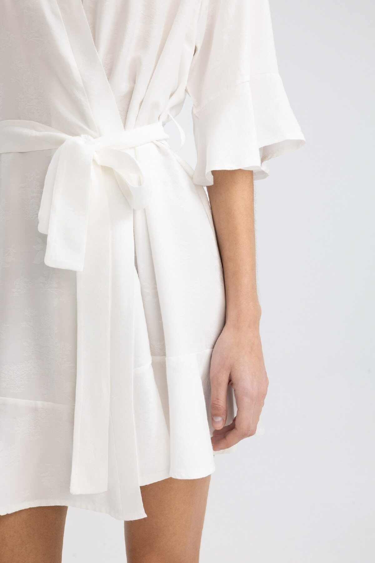 DeFacto-Biały satynowy szlafrok z krótkim rękawem i paskiem Z9485Az24Sm; Fall in Love Bridal 3