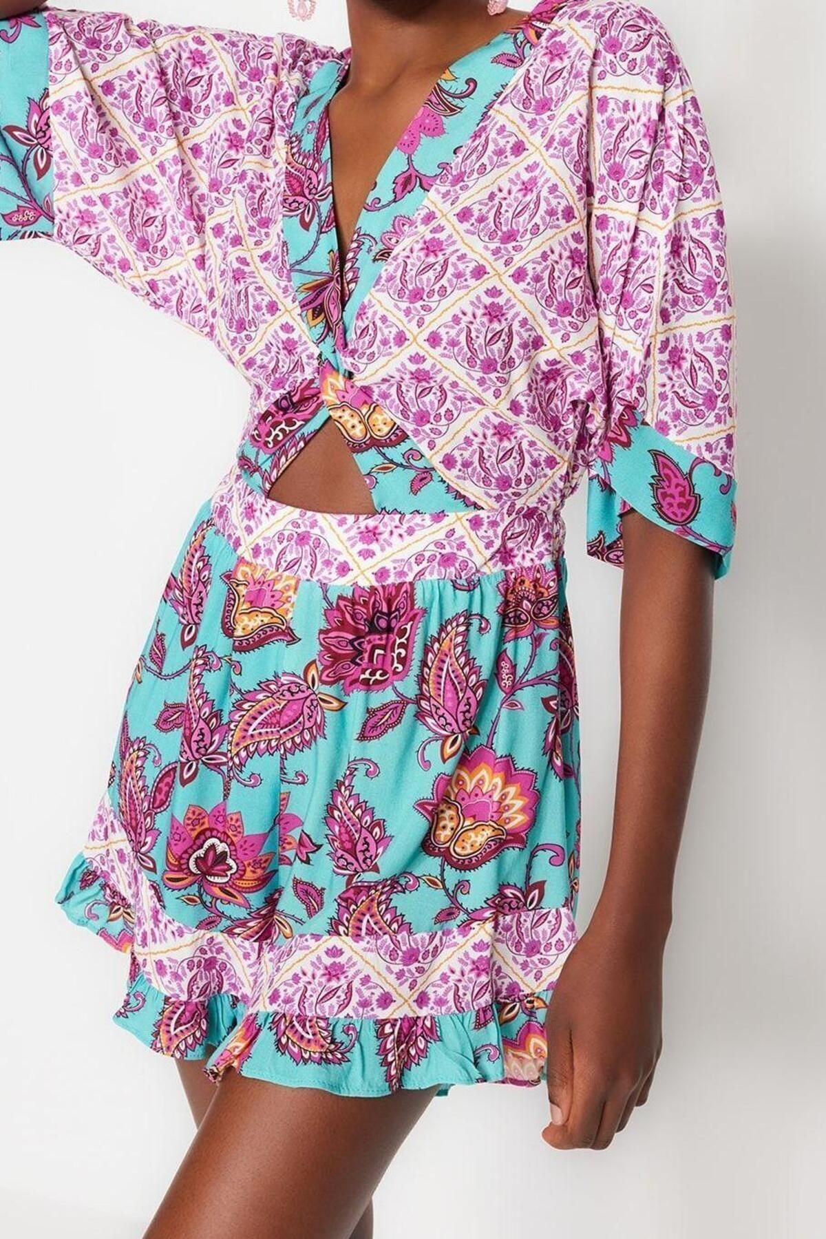 Kadın Moda Büzgülü Fırfırlı Kol Geniş Paça V Yaka Çiçekli Desen Kısa Dokuma Cut Out Pencere Tulum - Görsel 4