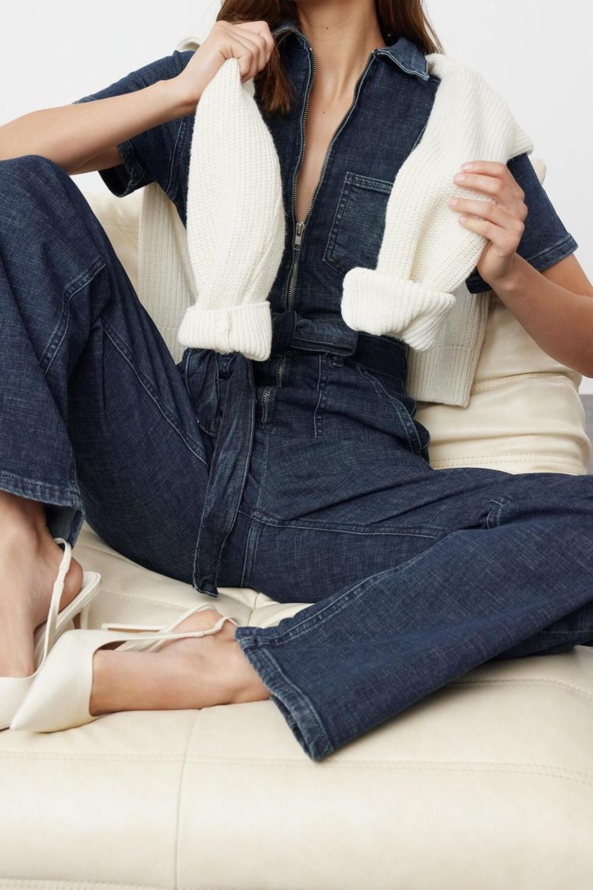 Kadın Moda Standart Kol Geniş Paça Gömlek Yaka Düz Desen Uzun Kuşaklı Denim Tulum - Görsel 4