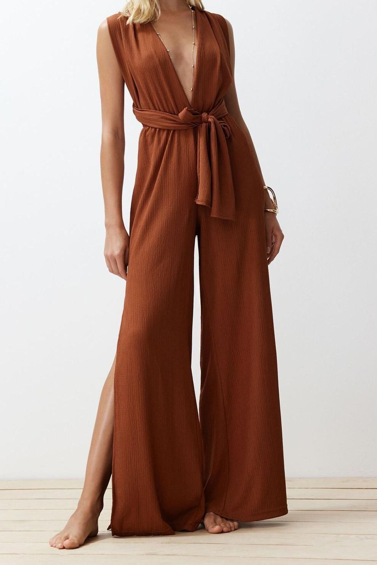 Kadın Moda Standart Kol Geniş Paça V Yaka Düz Desen Uzun Dokuma Sırt Dekolteli Tulum - Görsel 3