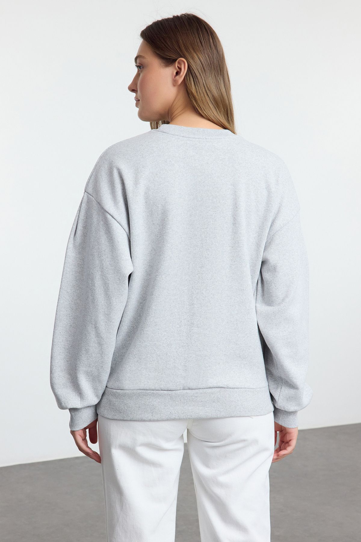 Trendyol Collection-Fleece-Sweatshirt in Grau-Melange mit minimalem Muster und dicker Innenseite – Ballonärmel 5