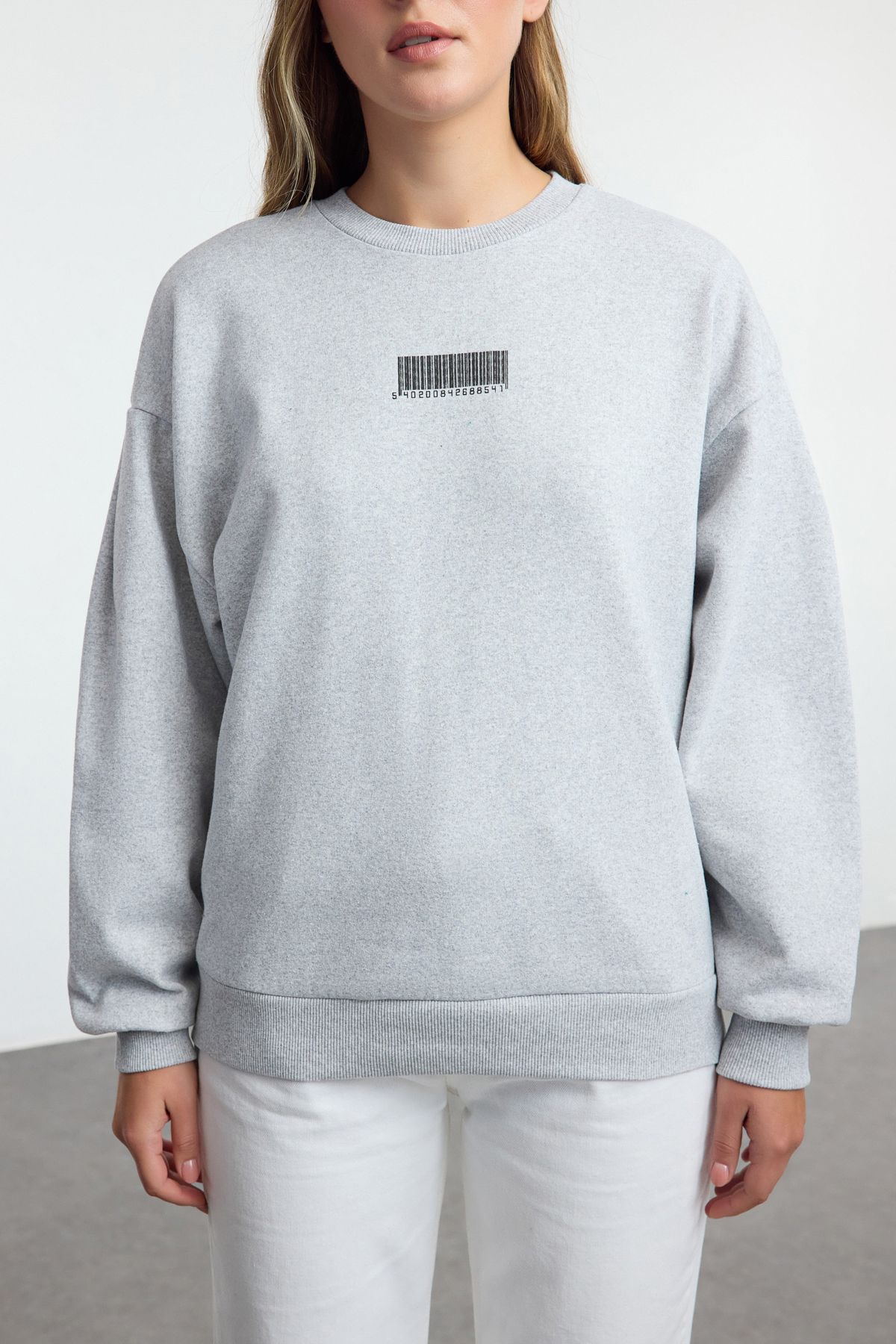 Trendyol Collection-Fleece-Sweatshirt in Grau-Melange mit minimalem Muster und dicker Innenseite – Ballonärmel 3