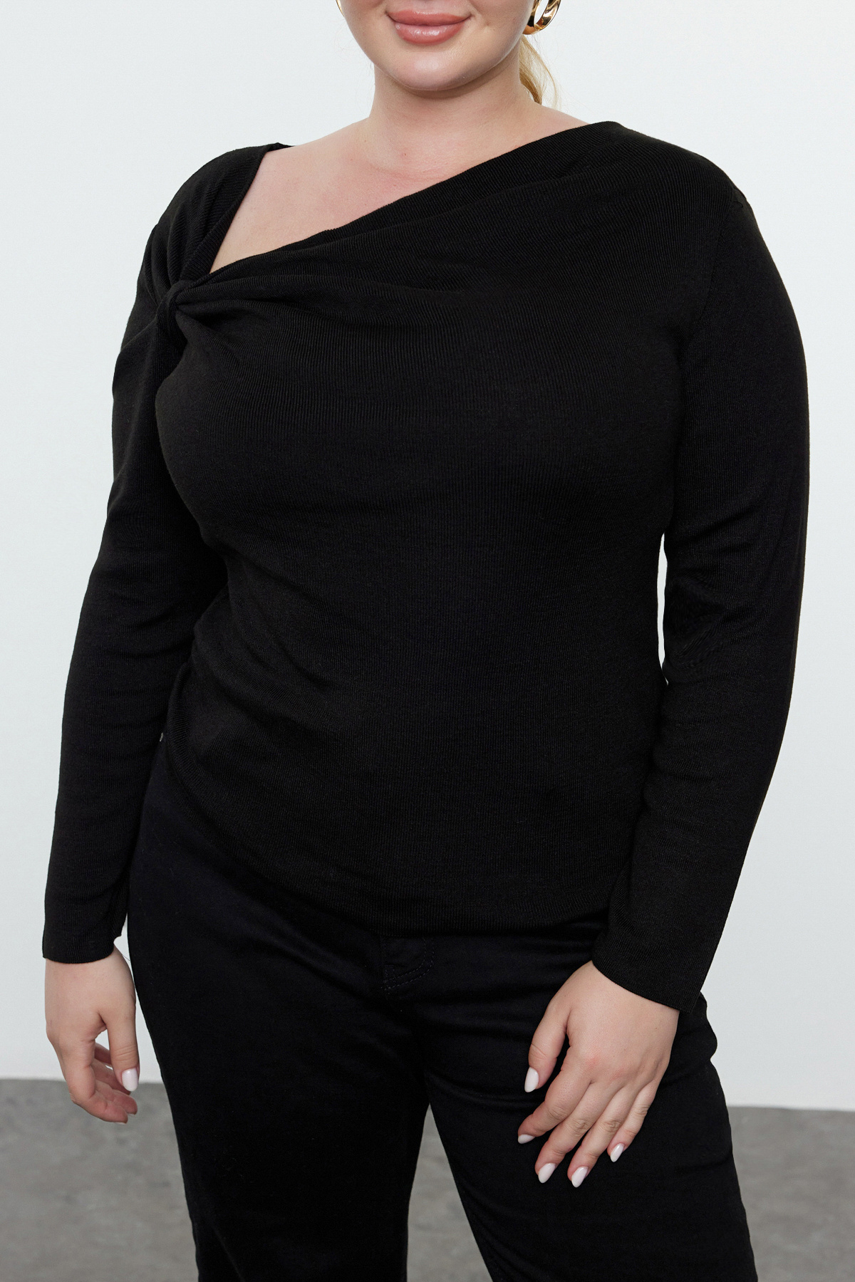 Trendyol Curve-Pulover subțire din tricotaje - negru, detaliu guler adunat, TBBAW25AN00046 3