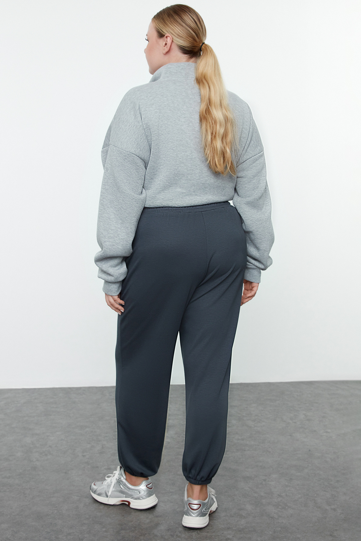 Trendyol Curve-Soft Button Indigo Jogger-Jogginghose – Übergröße TBBAW25AJ00003 6